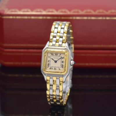 Image 26754729 - CARTIER Panthere ladies wristwatch in steel/gold, Switzerland around 1990, quartz, back with 8 screws, original bracelet with butterfly buckle, silvered dial with Roman numerals, blued steel hands, jeweled crown, measures approx. 29 x 22 mm, length approx. 17,5 cm, condition 2-3