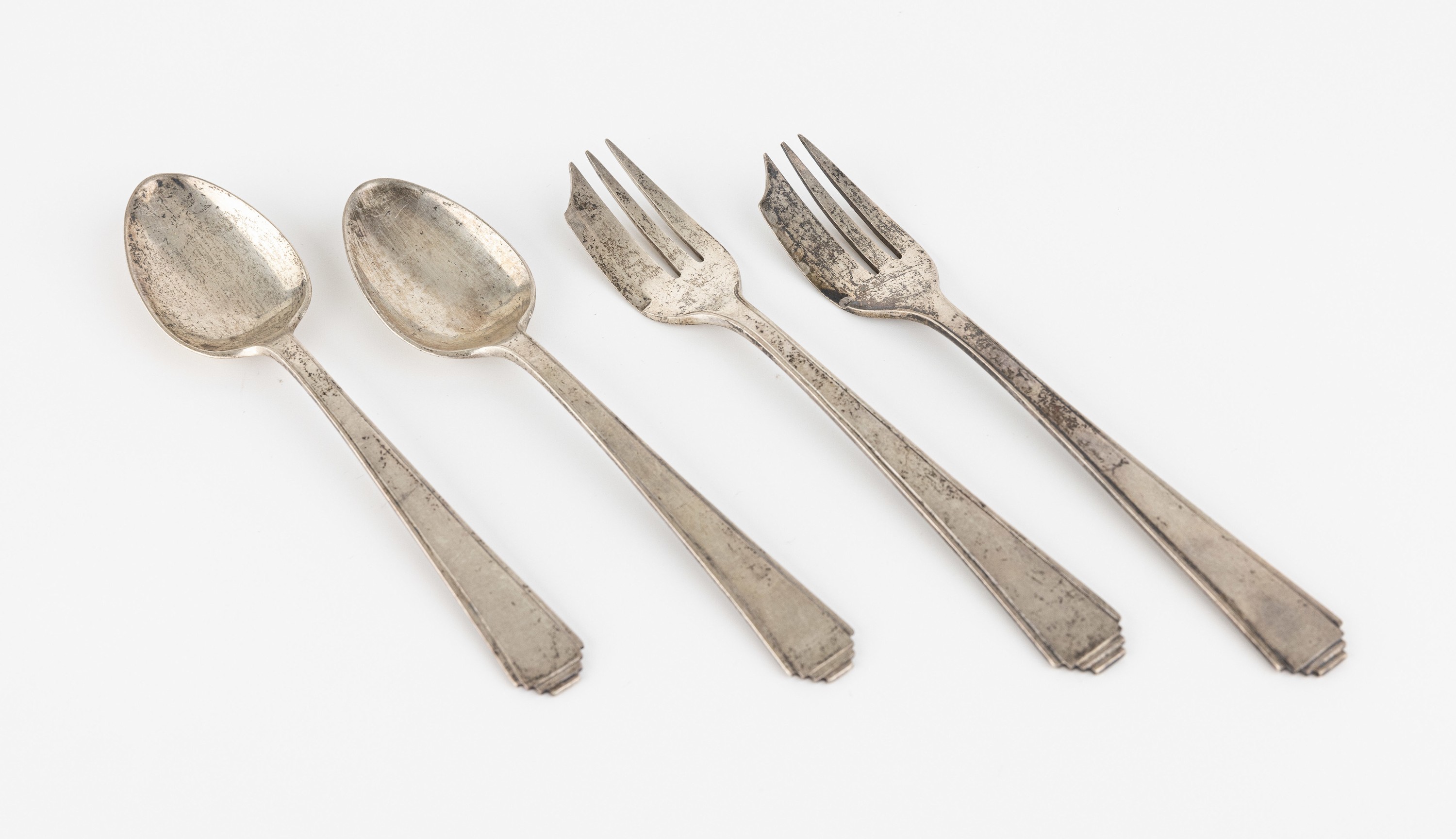 5 Kuchengabeln und 5 Kaffeelöffel, 925er Silber, wohl 1930er Jahre, schlichtes zeitloses Design, L. ca. 15.5 bzw. 14.5 cm, ca. 310 g