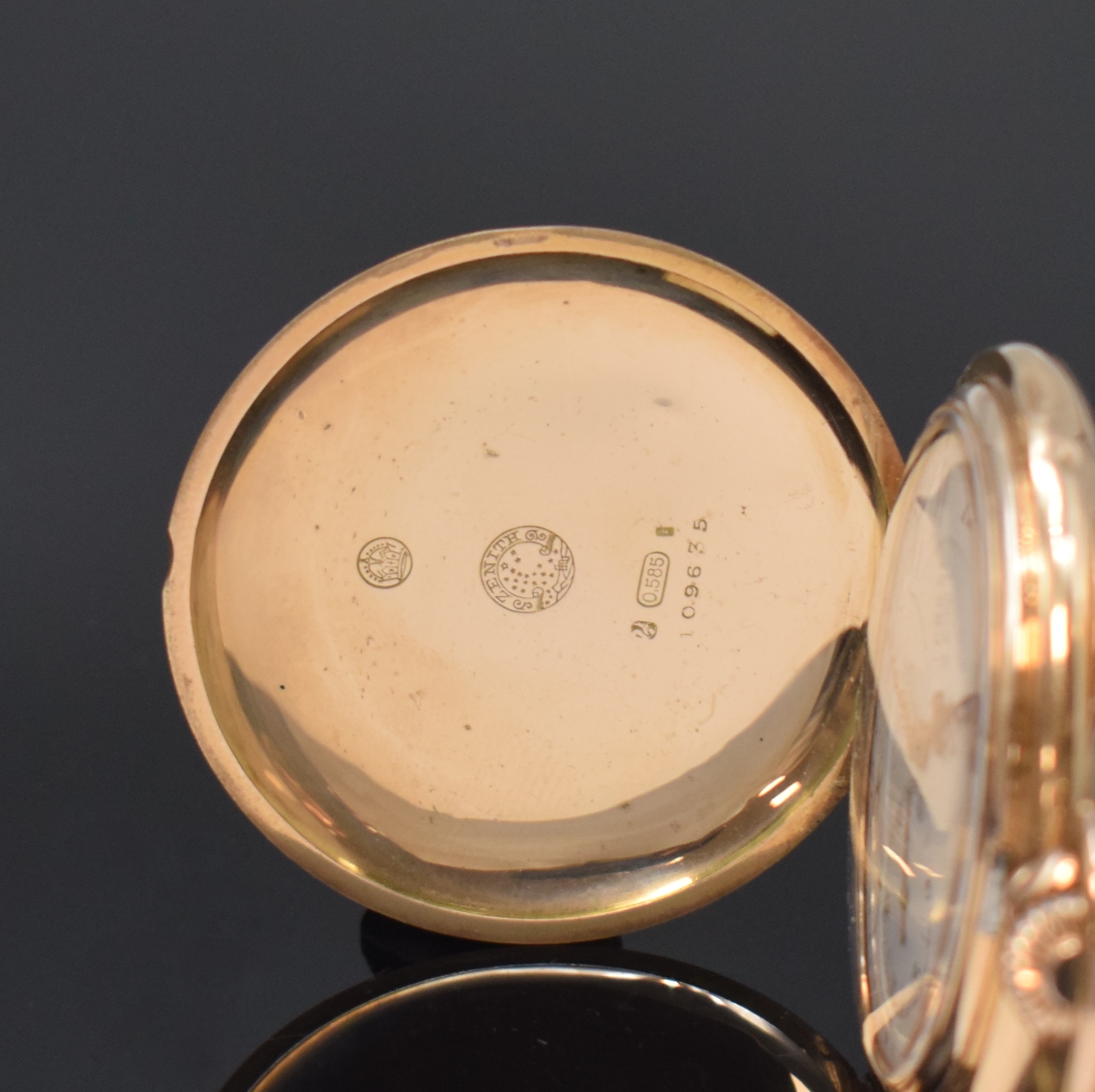 Detail a: ZENITH Herrensavonette in RG 585/000, Schweiz um 1910, guill. 2-Deckel Goldgeh. dell., Monogramm-Grav. auf dem Sprungdeckel, Metallcuvette m. ...