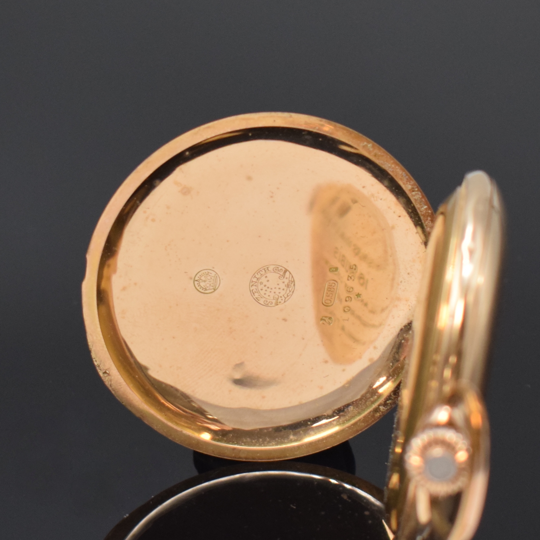 Detail d: ZENITH Herrensavonette in RG 585/000, Schweiz um 1910, guill. 2-Deckel Goldgeh. dell., Monogramm-Grav. auf dem Sprungdeckel, Metallcuvette m. ...