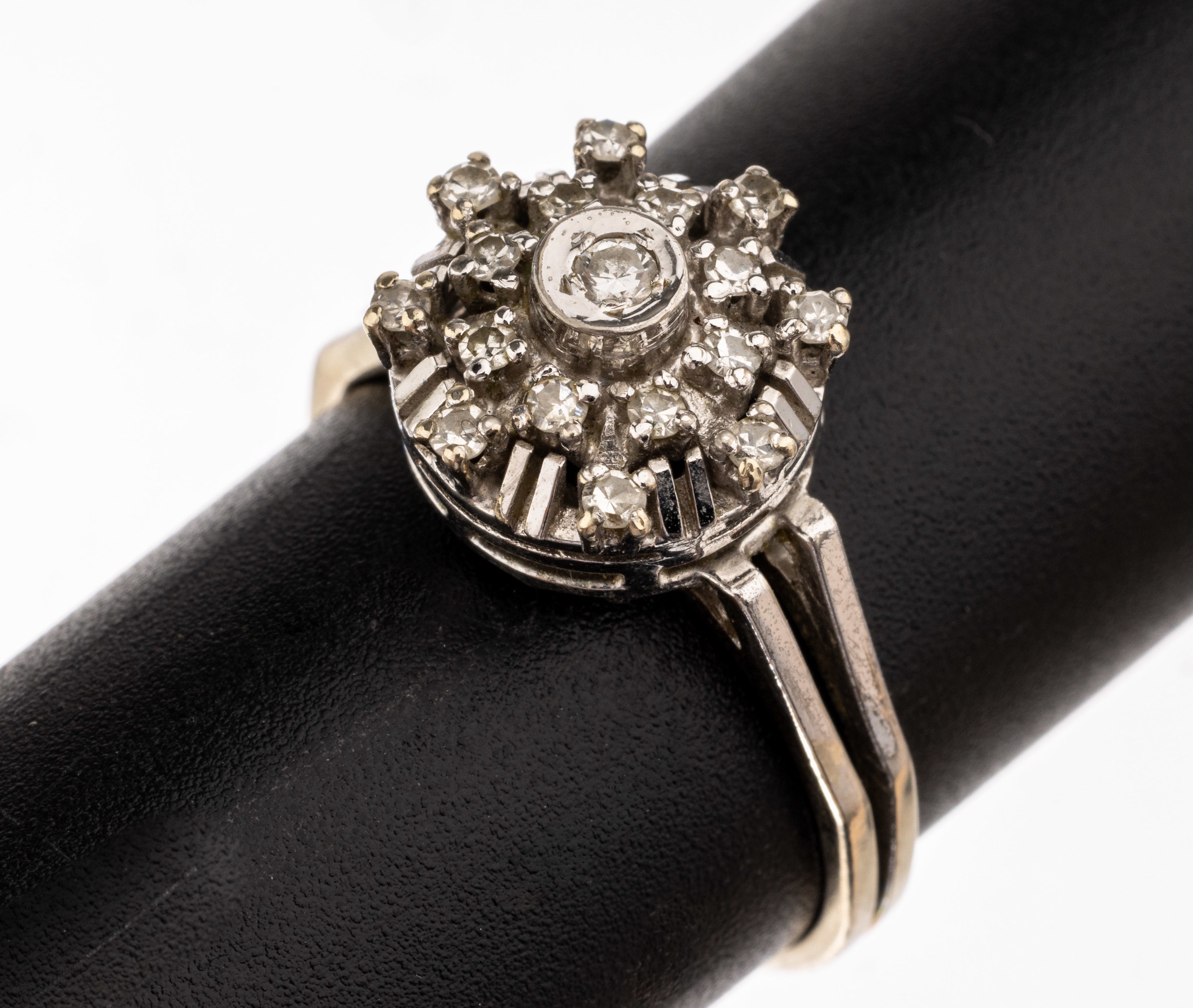 14 kt Gold Diamant-Ring, WG 585/000, runderRingkopf, Aufbau in mehreren Ebenen, 1 Brillant und 16 8/8-Diamanten zus. ca. 0.19 ct Weiß/si-p, RW 59, ...