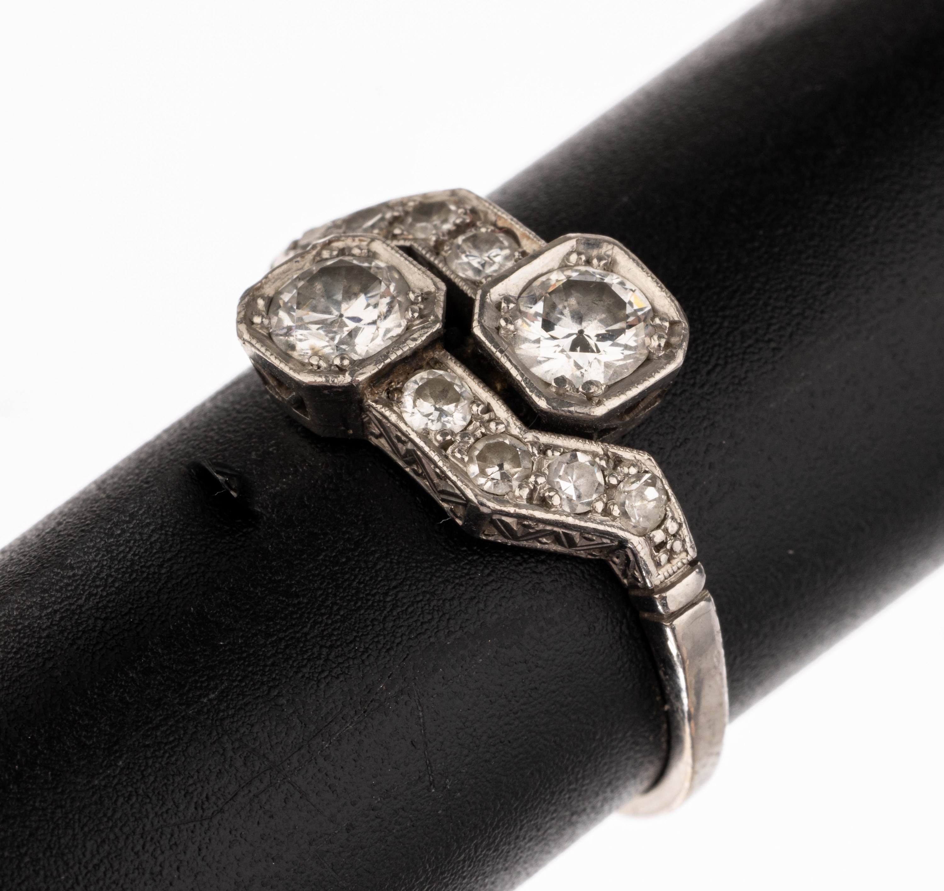 14 kt Gold Diamant-Ring, WG 585/000 gepr., asymmetrische Gestaltung, 2 Brillanten zus. ca. 0.70 ct Weiß/si, weitere 2 Brillanten und 6 ...