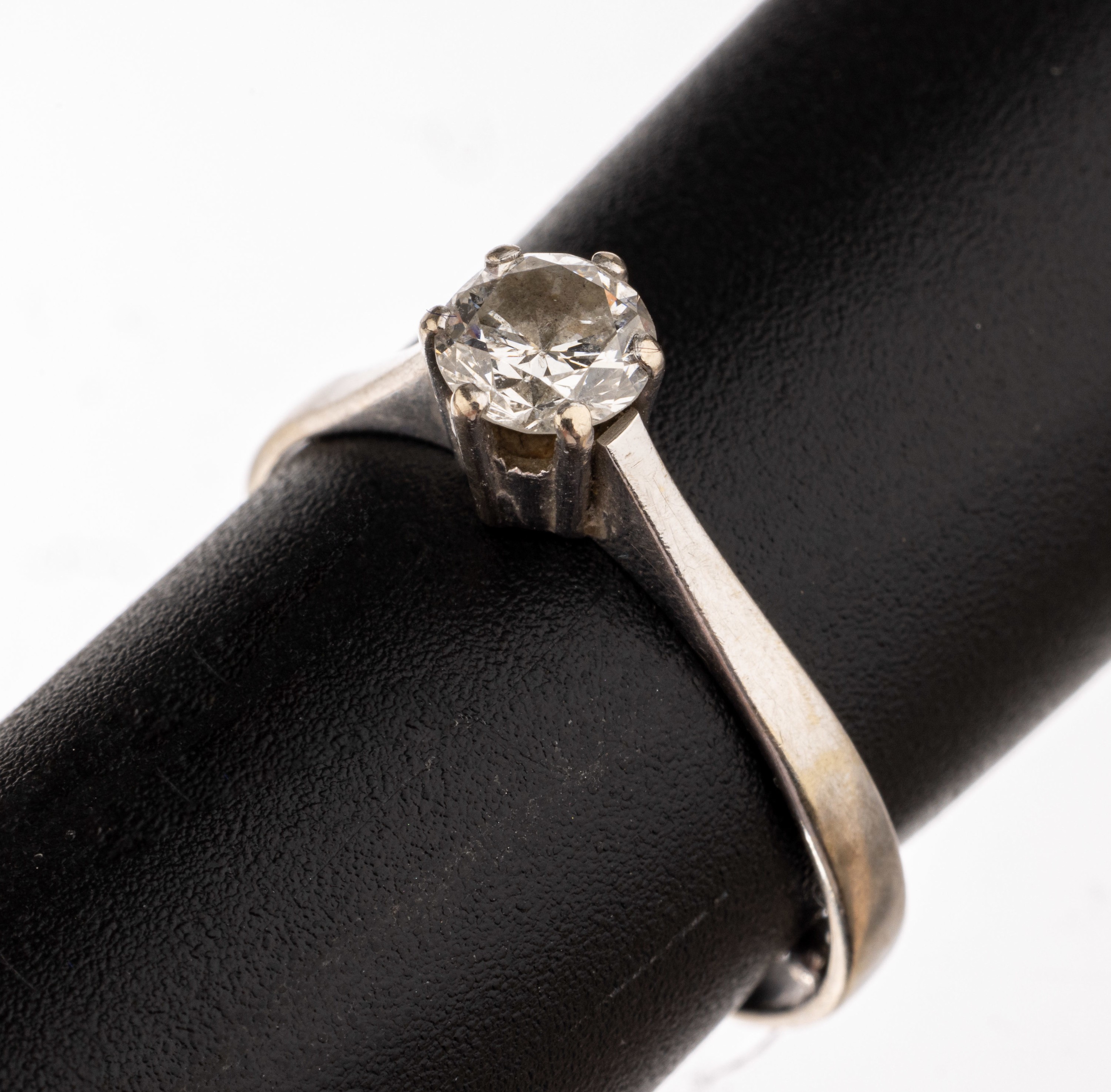 14 kt Gold Brillant-Ring, WG 585/000 gepr.,Brillant ca. 0.42 ct Weiß/p, RW 49, ca. 1.8 g,Verkleinerungsbeeren