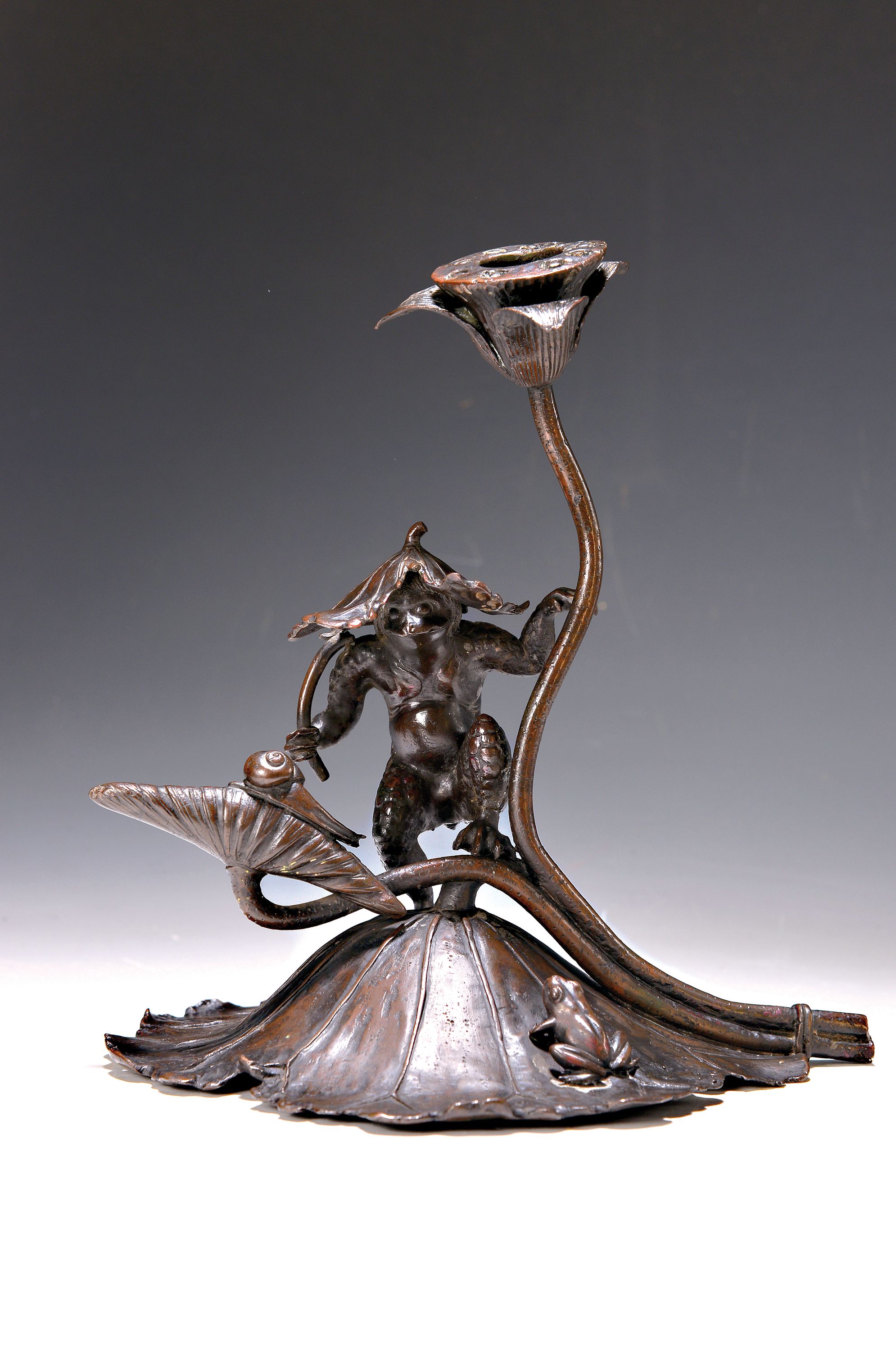 Lampenfuss, Japan, um 1890/1900, Bronze, stilisierte Lotusblume als Lampenhalterung, flankiert von Kröte mit Blatt als Schirm auf dem Kopf, daneben ...