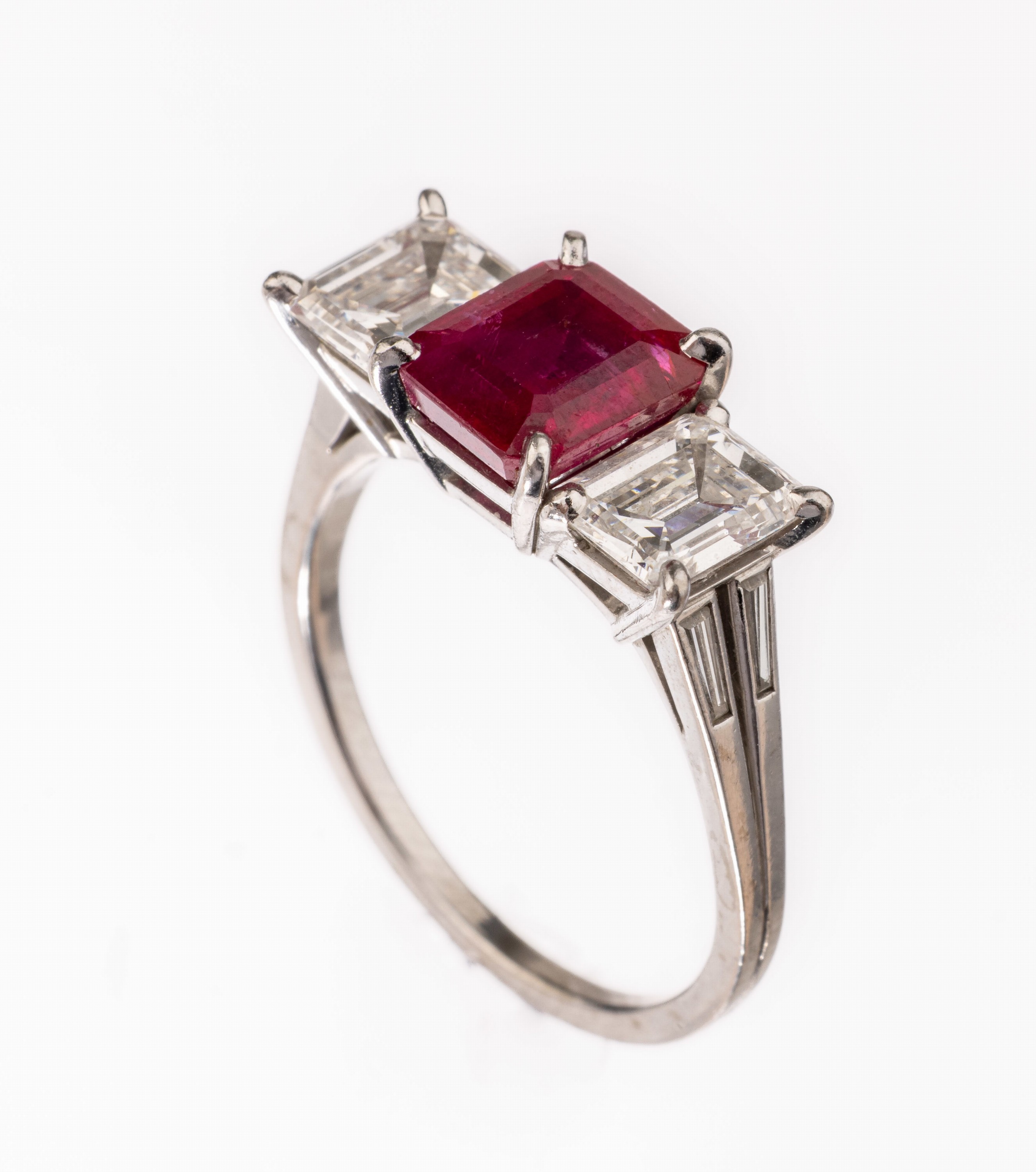 Platin Rubin-Diamant-Ring, Platin gepr., Rubin-Carree (beh.) ca. 1.80 ct, 2 Diamanten im Emerald Cut ca. 1.60 ct feines Weiß- Weiß/vs-si, ...
