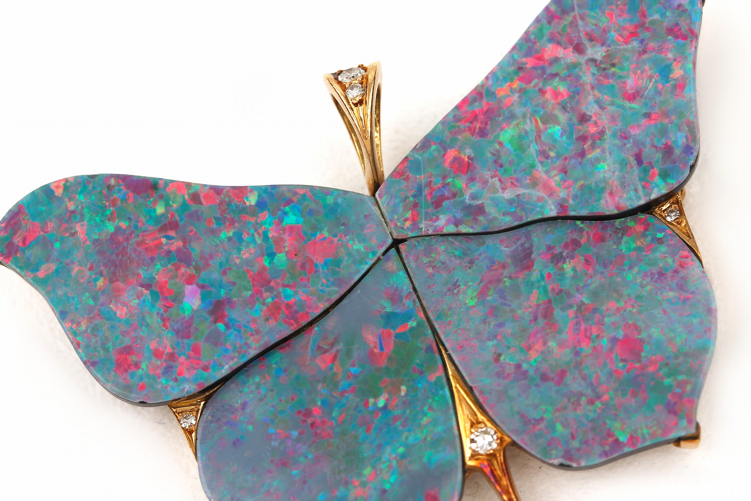 Detail b: 18 kt Gold Opal-Anhänger "Schmetterling", GG 750/000, Meistermarke HB, Flügel mit 4 Opal-Doublette, 5 8/8-Diamanten zus. ca. 0.08 ct ...