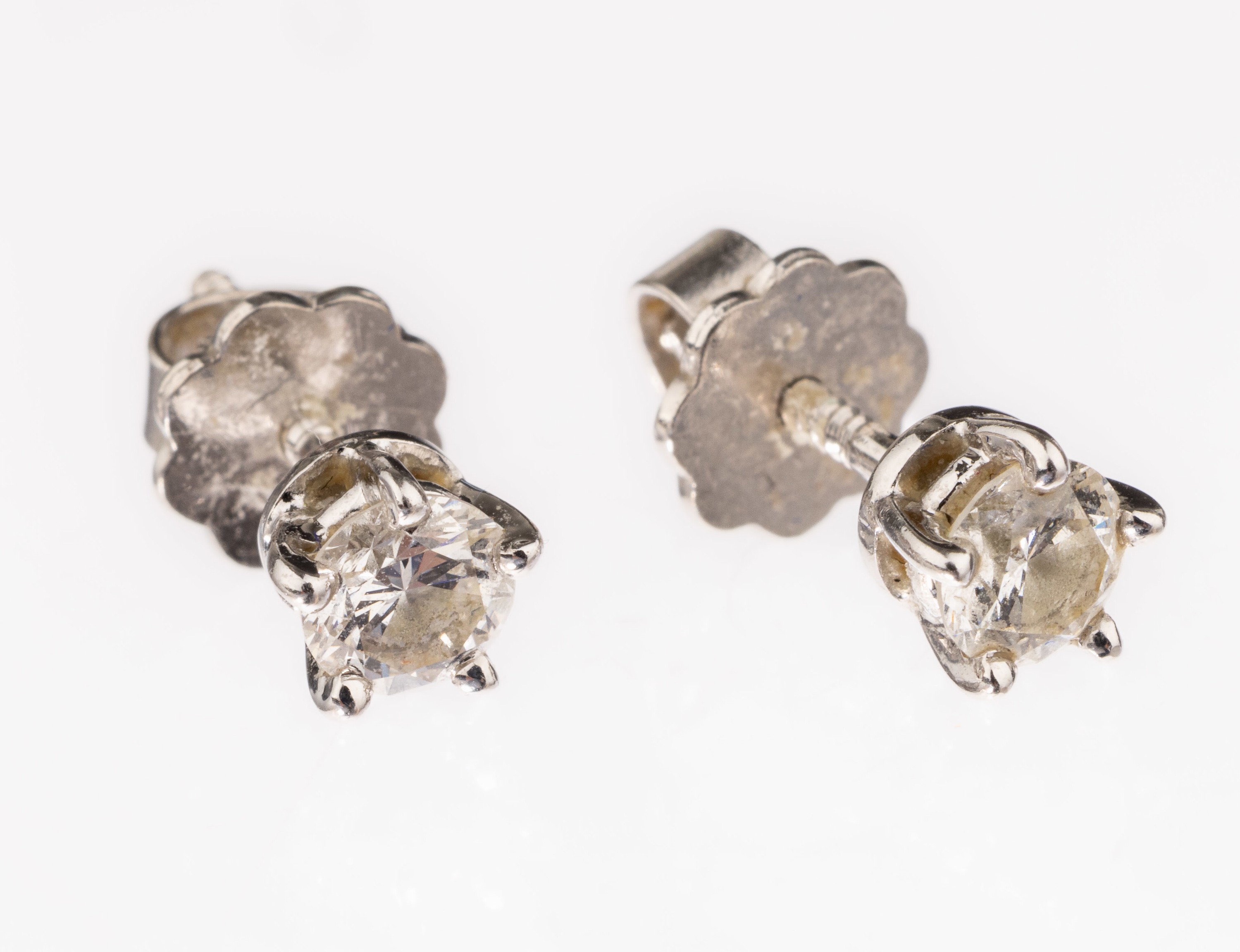 Paar 18 kt Gold Brillant-Ohrstecker, WG 750/000, 2 Brillanten zus. ca. 0.40 ct Weiß/si