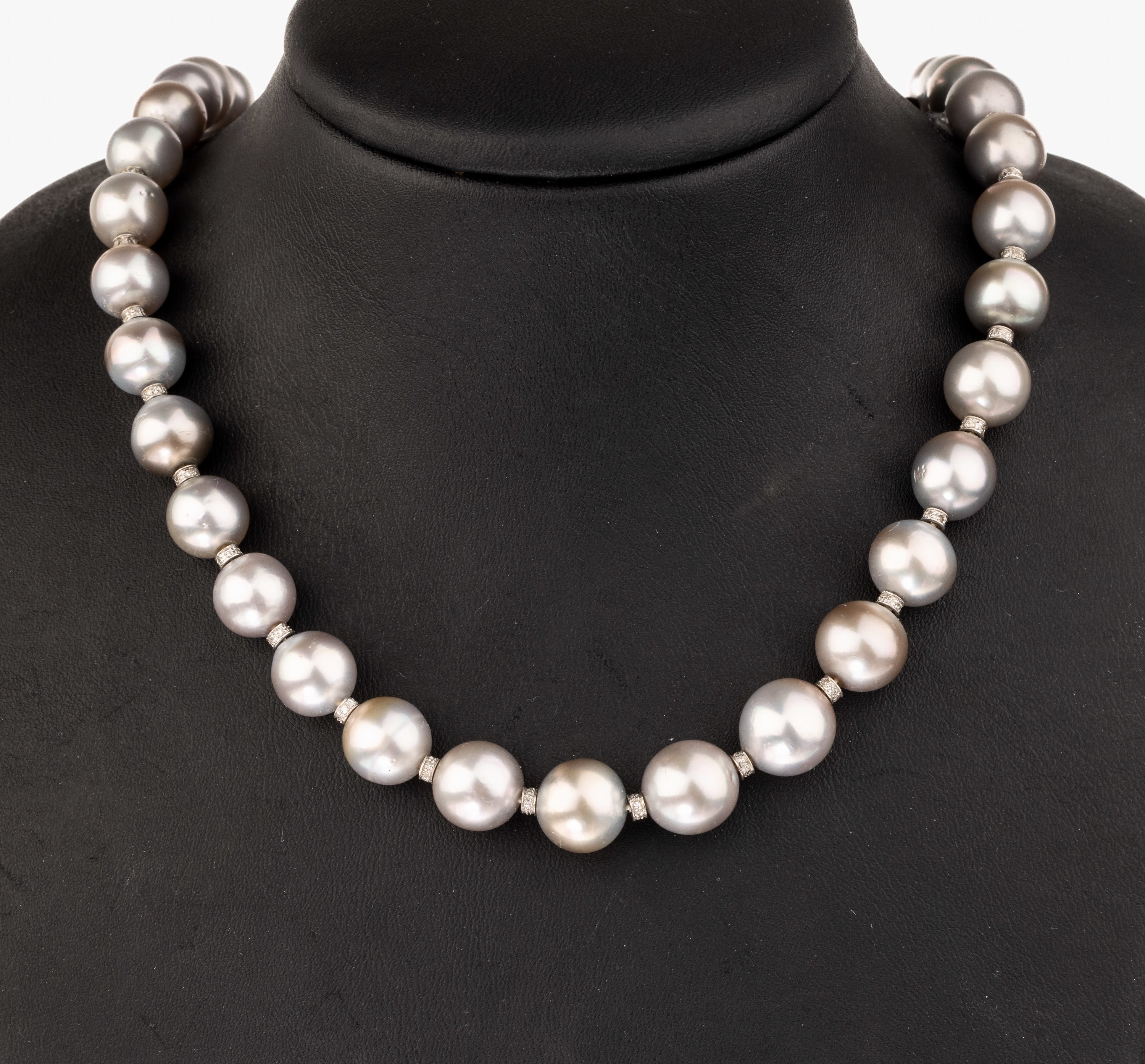 Collier mit Tahitizuchtperlen, Schließe 14 kt Gold, GG 585/000 bes. mit 8/8-Diamanten zus. ca. 0.76 ct Weiß/si-p 1, 39 silbergraue ...