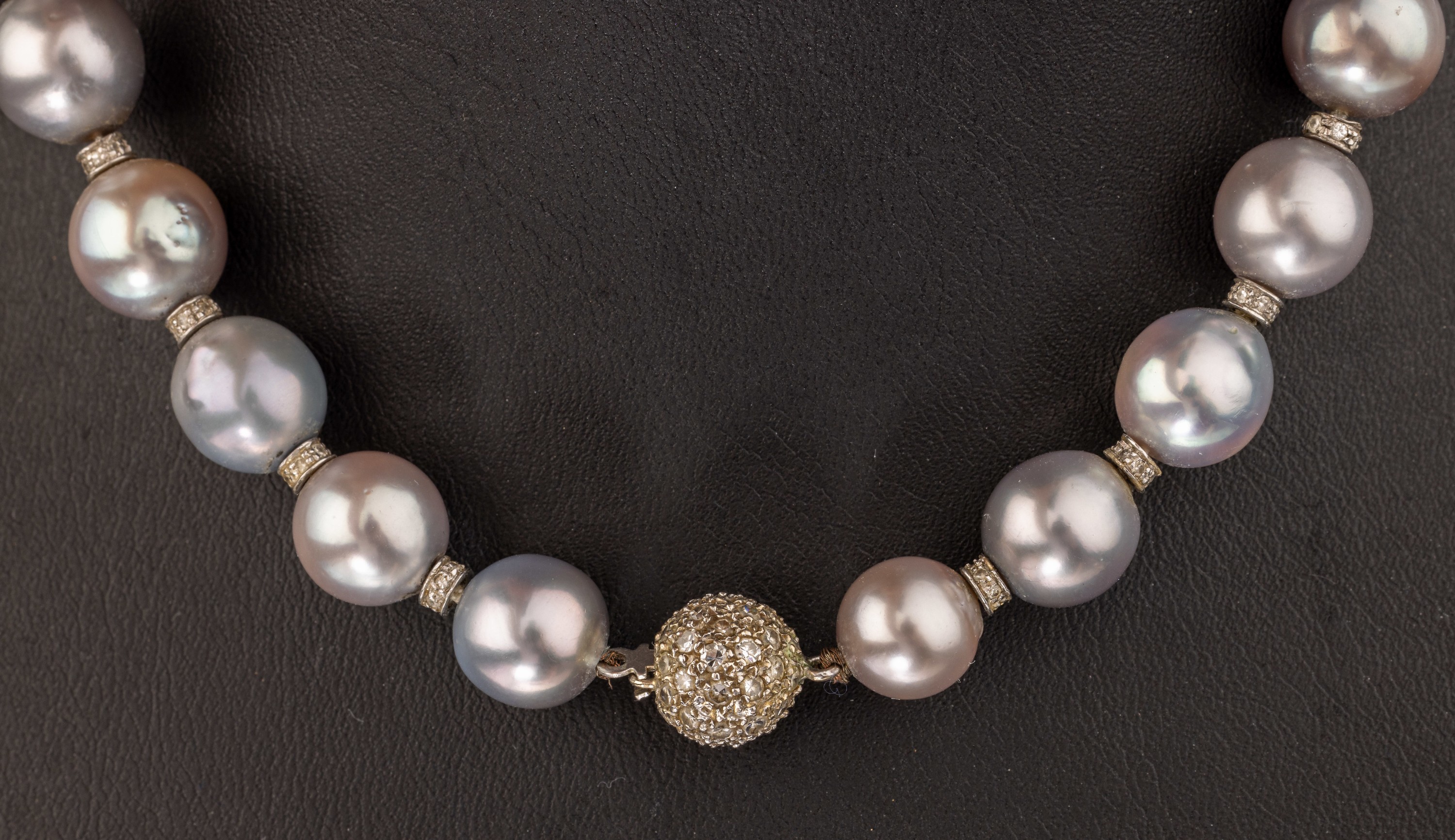 Detail a: Collier mit Tahitizuchtperlen, Schließe 14 kt Gold, GG 585/000 bes. mit 8/8-Diamanten zus. ca. 0.76 ct Weiß/si-p 1, 39 silbergraue ...