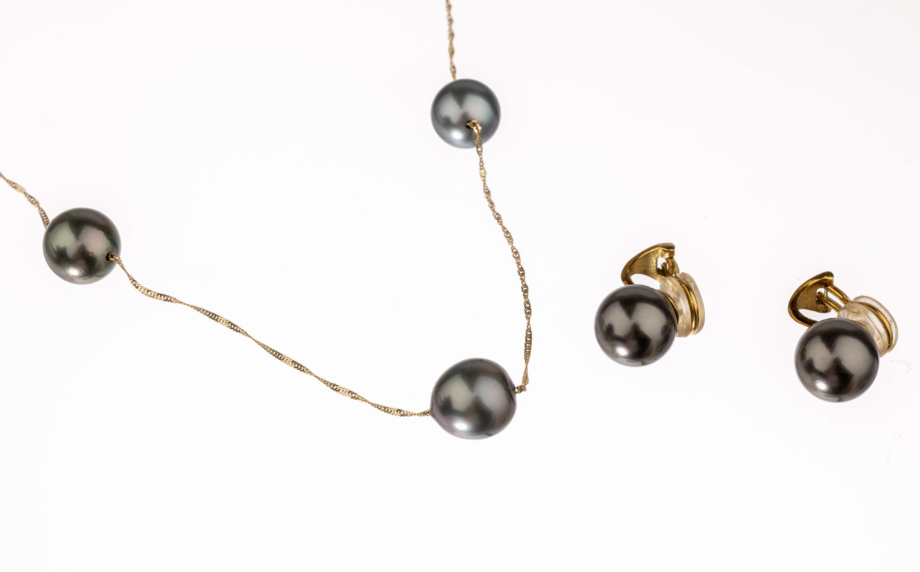 Konvolut 14 und 8 kt Gold Zuchtperl-Schmuck, GG 585/000, Collier mit 3 TahitizuchtperlenD. ca. 10 mm, L. ca. 46 cm, Federringschließe,und 1 Paar ...