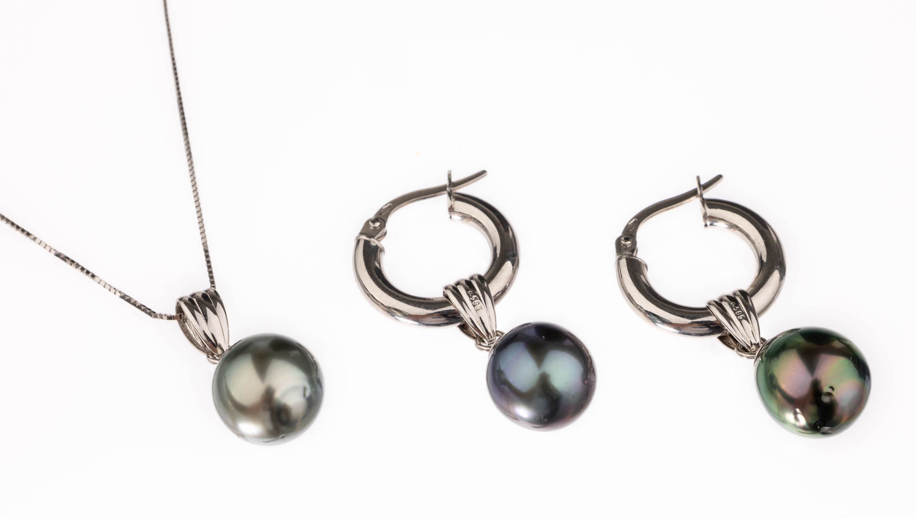 Konvolut 18, 14 und 8 kt Gold Zuchtperl- Schmuck, best. aus: 1 Paar Ohrcreolen, WG 750/000, mit 14 kt Gold Tahitizuchtperl- Einhängern, und 1 ...