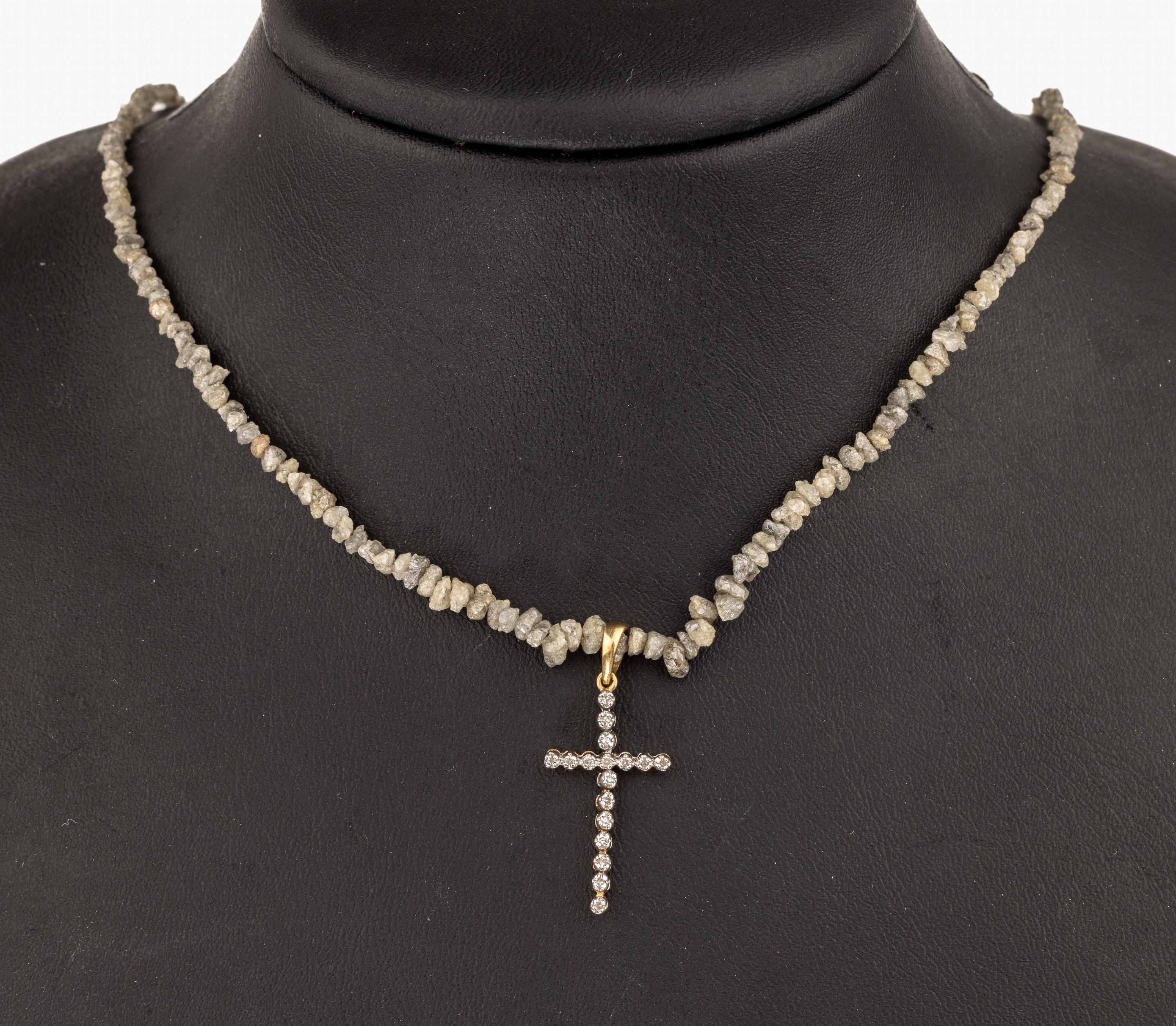 14 kt Gold Diamant-Kreuzanhänger, GG 585/000, 17 8/8-Diamanten zus. ca. 0.10 ct Weiß/p 1, bewegl. gearbeitet, an Kette aus Rohdiamanten, ca. 7 g, ...