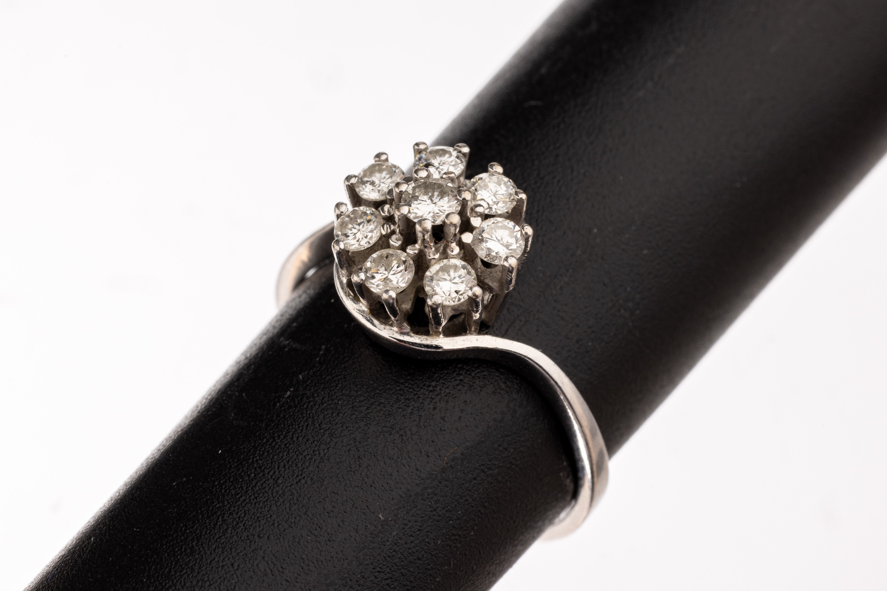 14 kt Gold Brillant-Ring, WG 585/000, 8 Brillanten zus. ca. 0.50 ct Weiß/p1, ca. 3.2 g, RW 55.5