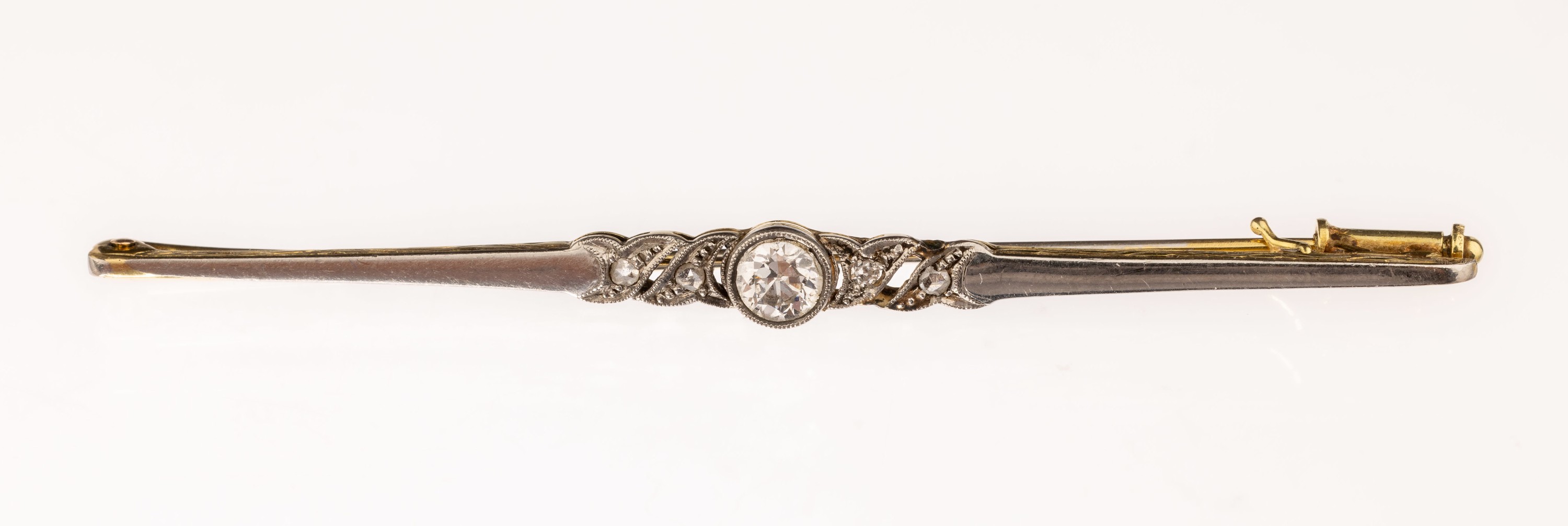 18 kt Gold Diamant-Brosche, um 1930, GG 750/000, gepr., länglich, mittig Altschliffdiamant ca. 0.20 ct Weiß/si, seitl. kl. Diamantrosen, L. ca. ...
