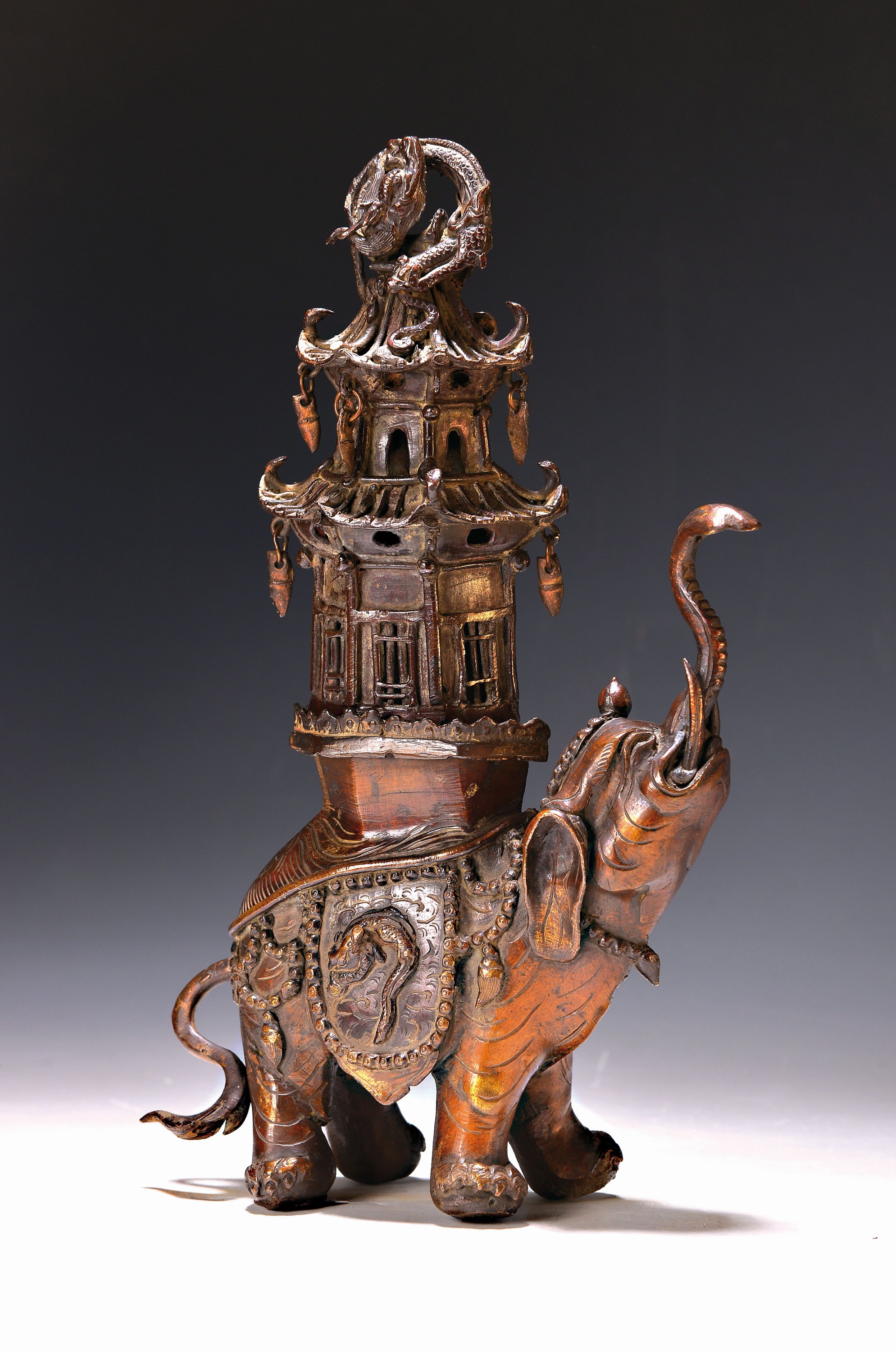 Bronzeskulptur/Räuchergefäss, Japan, Ende 19.Jh., stehender Elefant mit erhabenem Rüssel, eine Pagode auf dem Rücken tragend, ein paar kleine ...