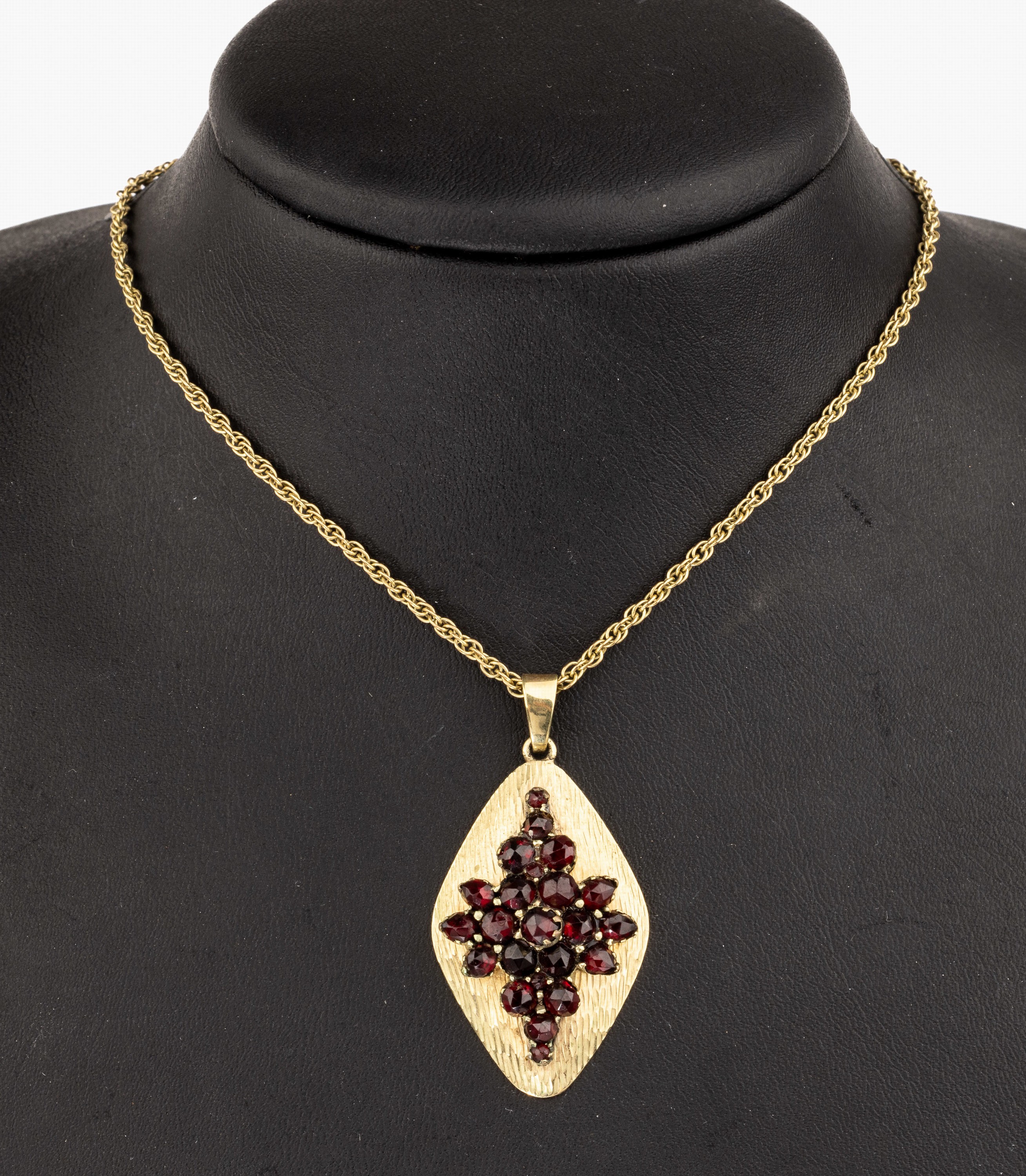 8 kt Gold Granat-Anhänger, GG 333/000, Oberfläche strukturiert, rundfacett. Granate, an Kette, GG 333/0000, L. ca. 60 cm, Federringschließe, ca. ...