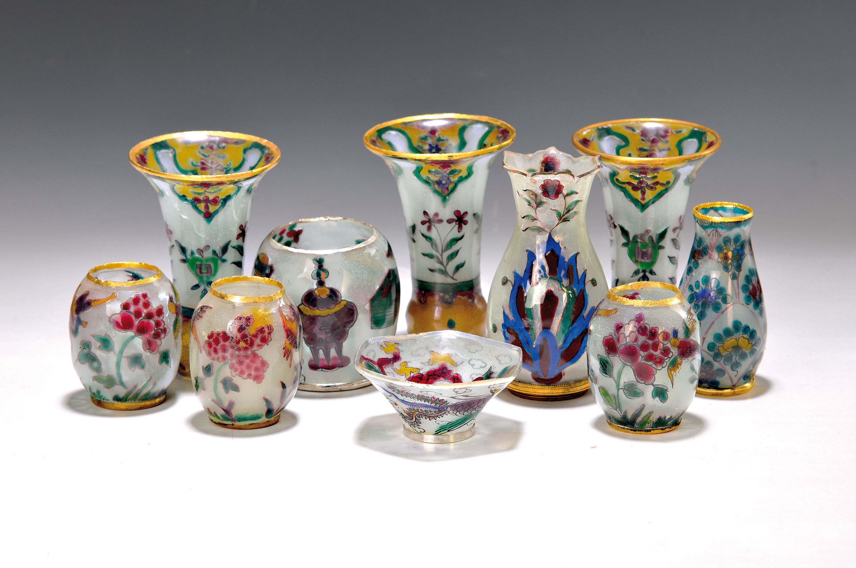 Grosses Lot aus 12 plique-a-jour-Gefäßen, Frankreich, frühes 20.Jh., nach jap. Vorbild, flächig weißer Grund, innere Cloisonne -Struktur auf ...
