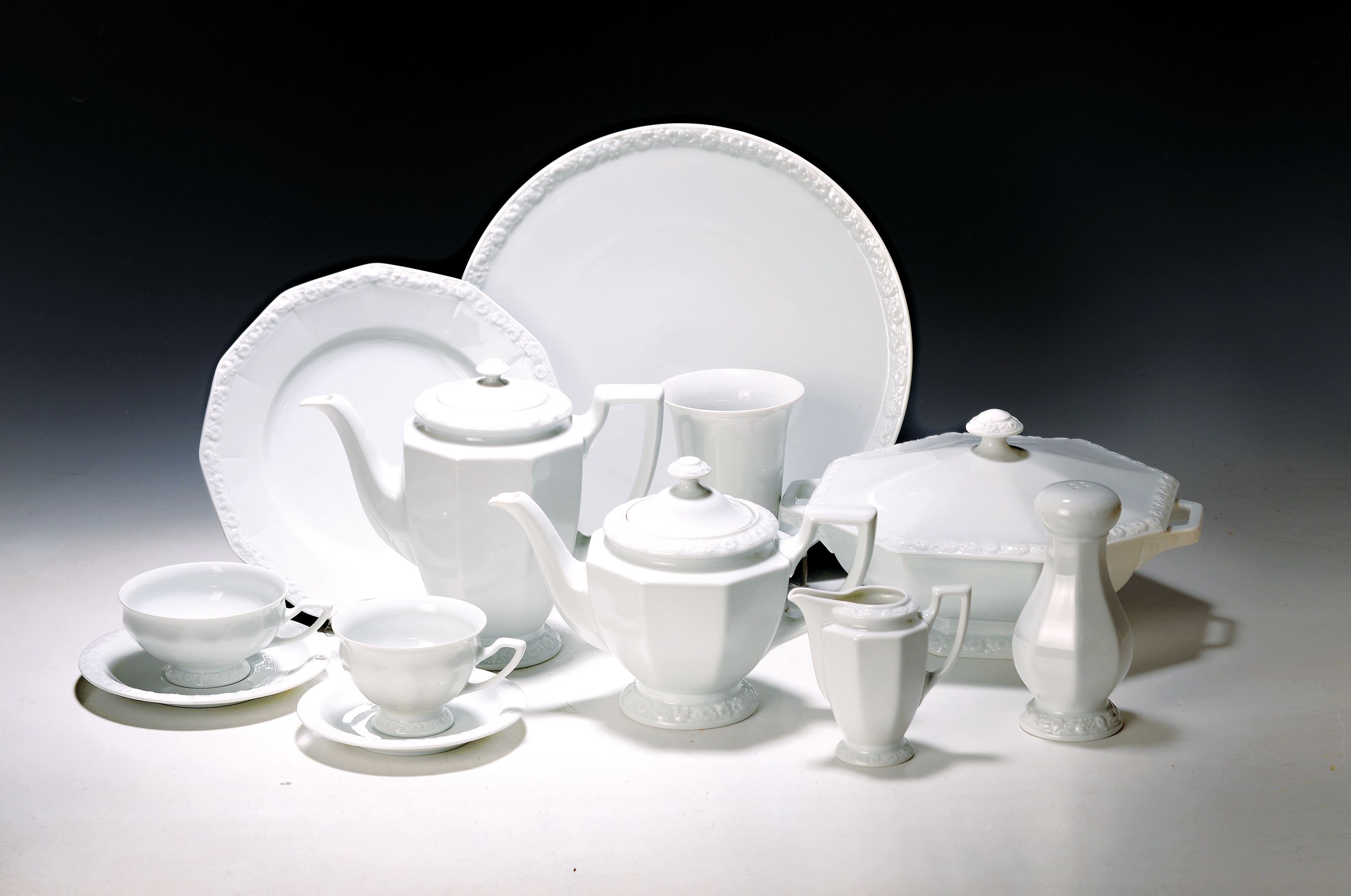 Kaffee-, Tee- und Speiseservice, Rosenthal classic rose, Modell Maria weiß, 2 Kaffeekannen, gr. und kl. Teekanne, ein Stövchen, Milchkännchen, ...