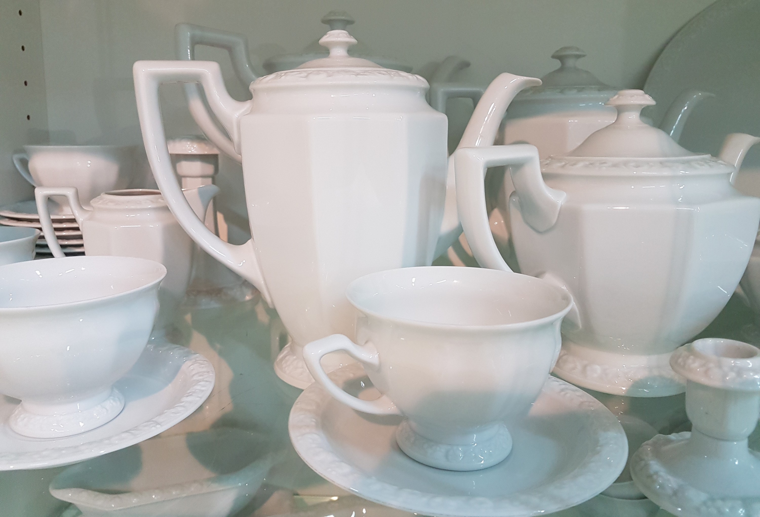 Detail a: Kaffee-, Tee- und Speiseservice, Rosenthal classic rose, Modell Maria weiß, 2 Kaffeekannen, gr. und kl. Teekanne, ein Stövchen, Milchkännchen, ...