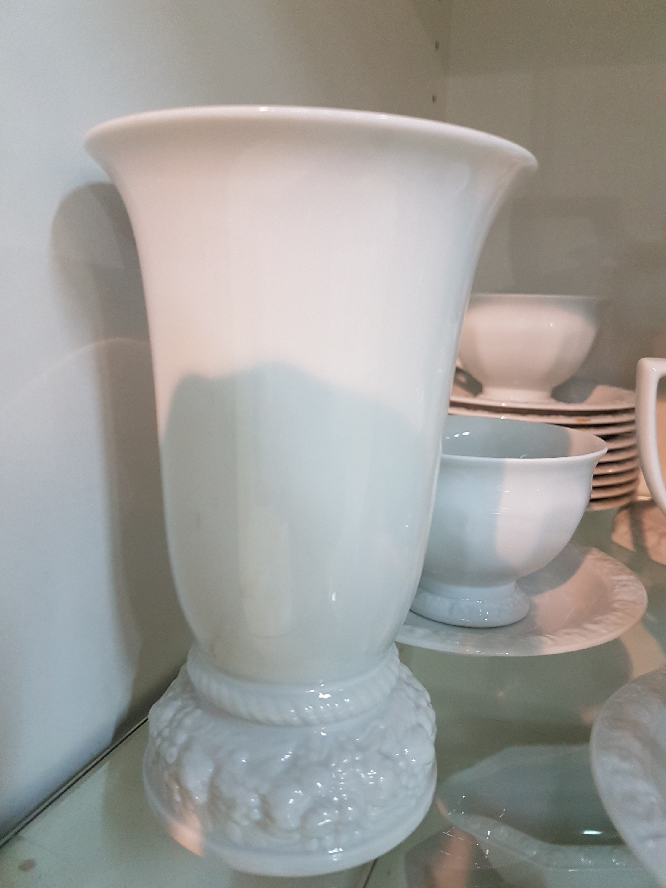 Detail b: Kaffee-, Tee- und Speiseservice, Rosenthal classic rose, Modell Maria weiß, 2 Kaffeekannen, gr. und kl. Teekanne, ein Stövchen, Milchkännchen, ...