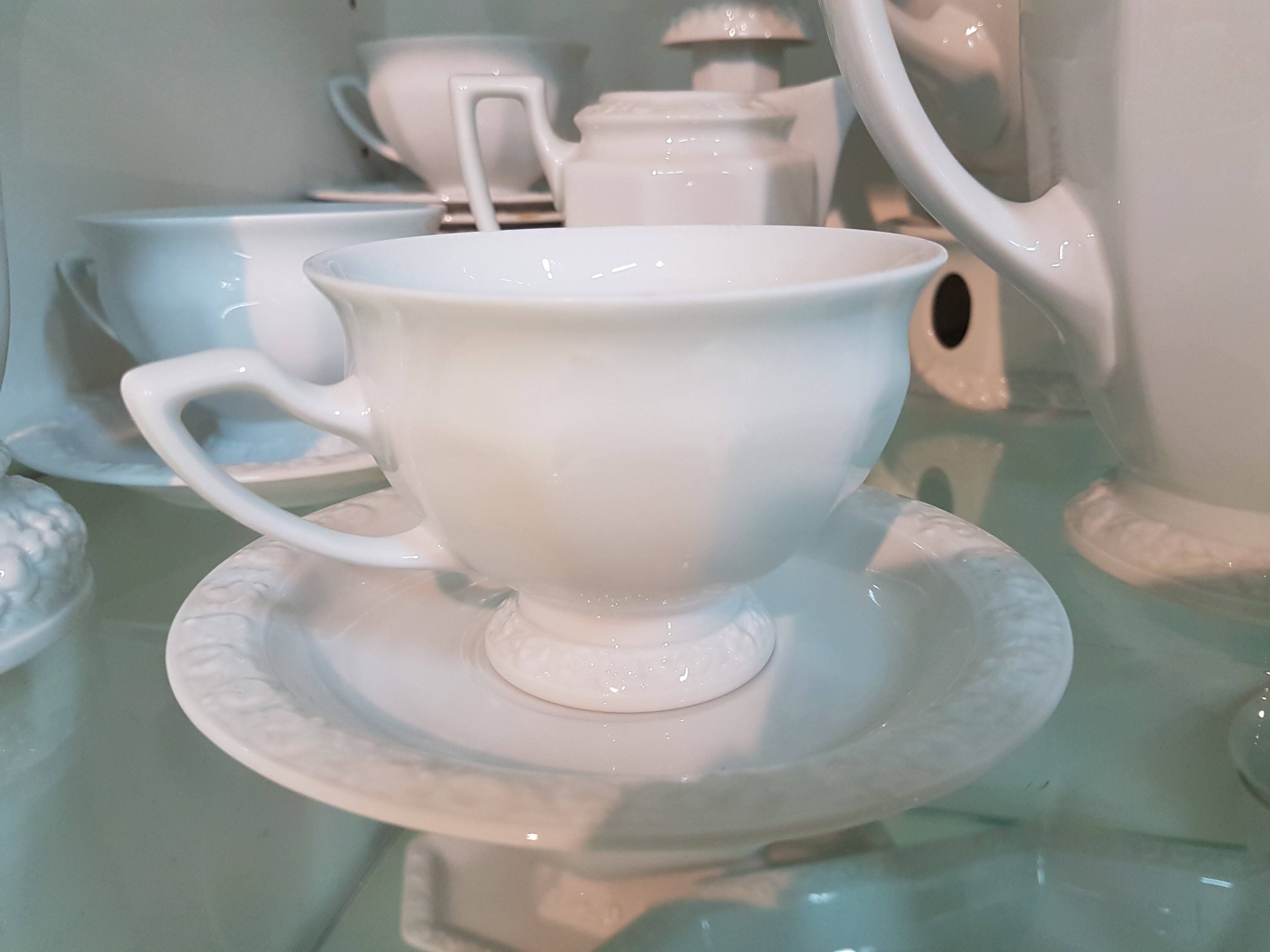 Detail c: Kaffee-, Tee- und Speiseservice, Rosenthal classic rose, Modell Maria weiß, 2 Kaffeekannen, gr. und kl. Teekanne, ein Stövchen, Milchkännchen, ...
