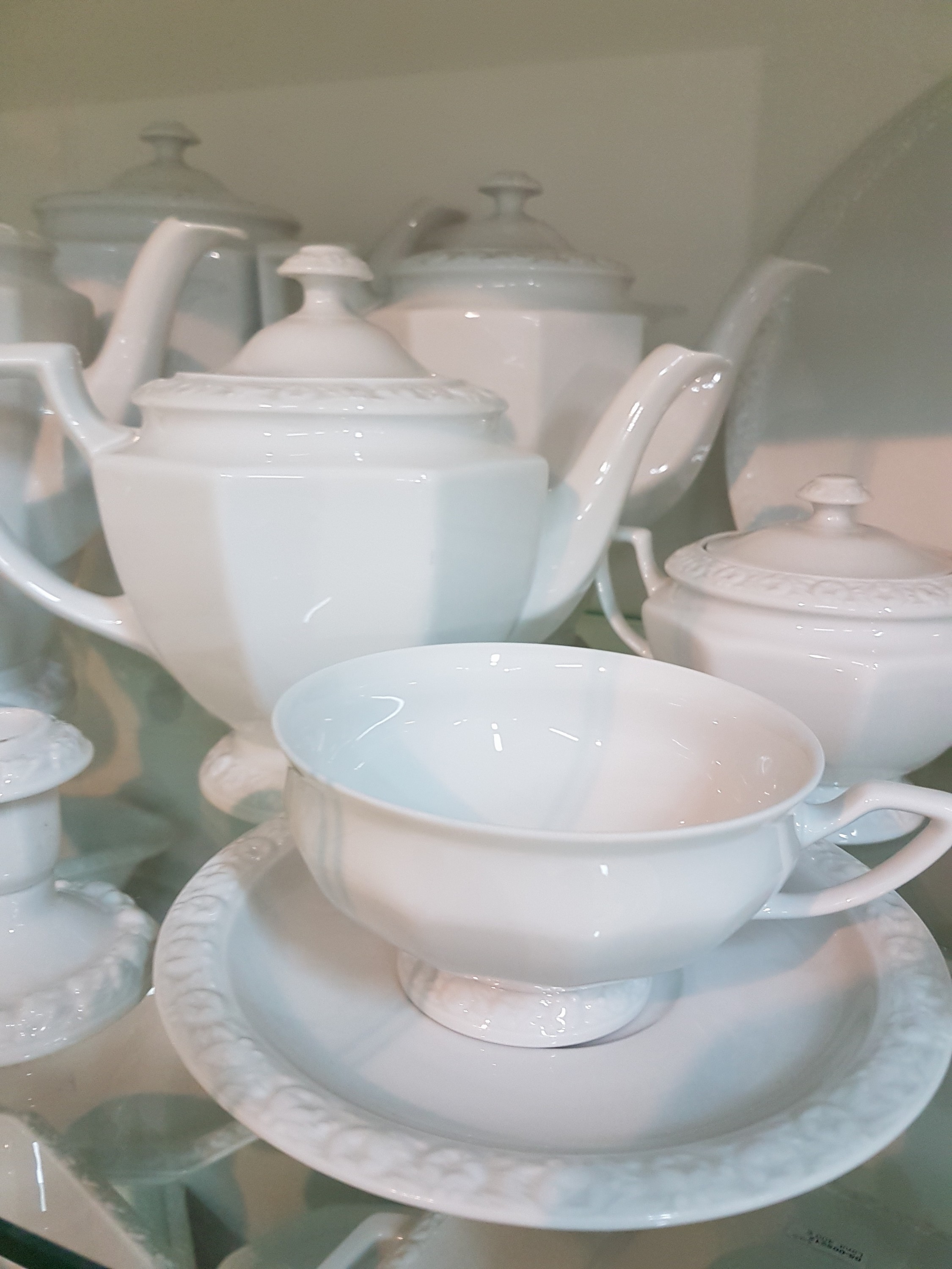Detail d: Kaffee-, Tee- und Speiseservice, Rosenthal classic rose, Modell Maria weiß, 2 Kaffeekannen, gr. und kl. Teekanne, ein Stövchen, Milchkännchen, ...