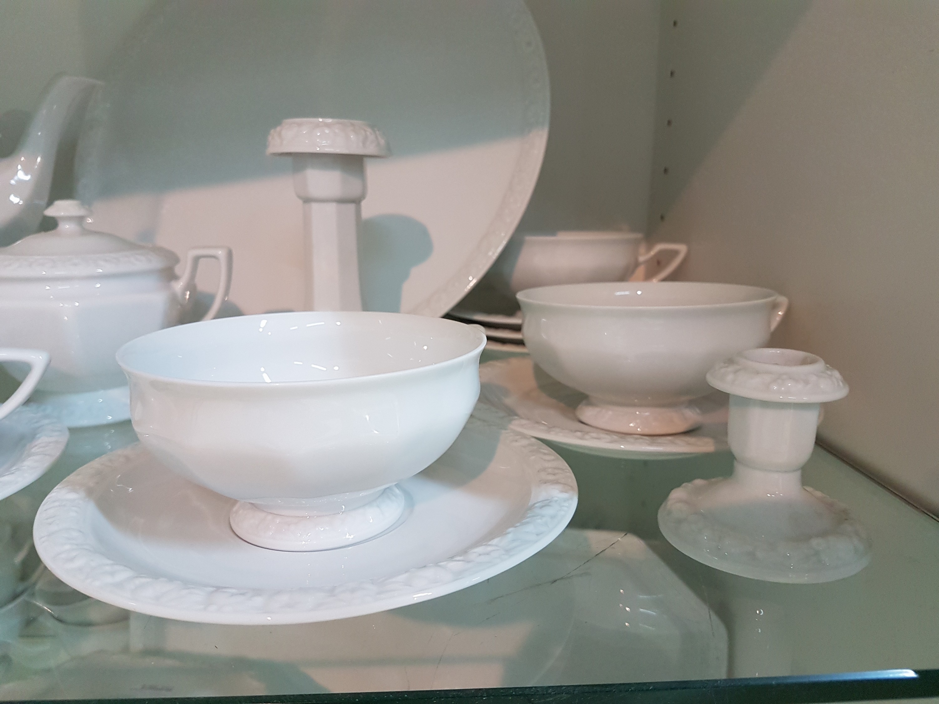 Detail e: Kaffee-, Tee- und Speiseservice, Rosenthal classic rose, Modell Maria weiß, 2 Kaffeekannen, gr. und kl. Teekanne, ein Stövchen, Milchkännchen, ...