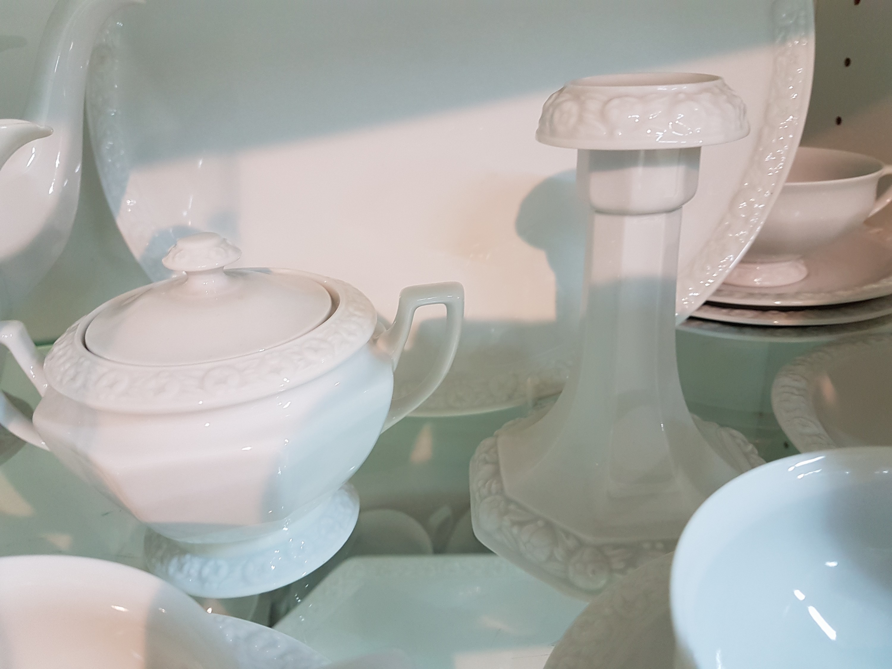 Detail f: Kaffee-, Tee- und Speiseservice, Rosenthal classic rose, Modell Maria weiß, 2 Kaffeekannen, gr. und kl. Teekanne, ein Stövchen, Milchkännchen, ...