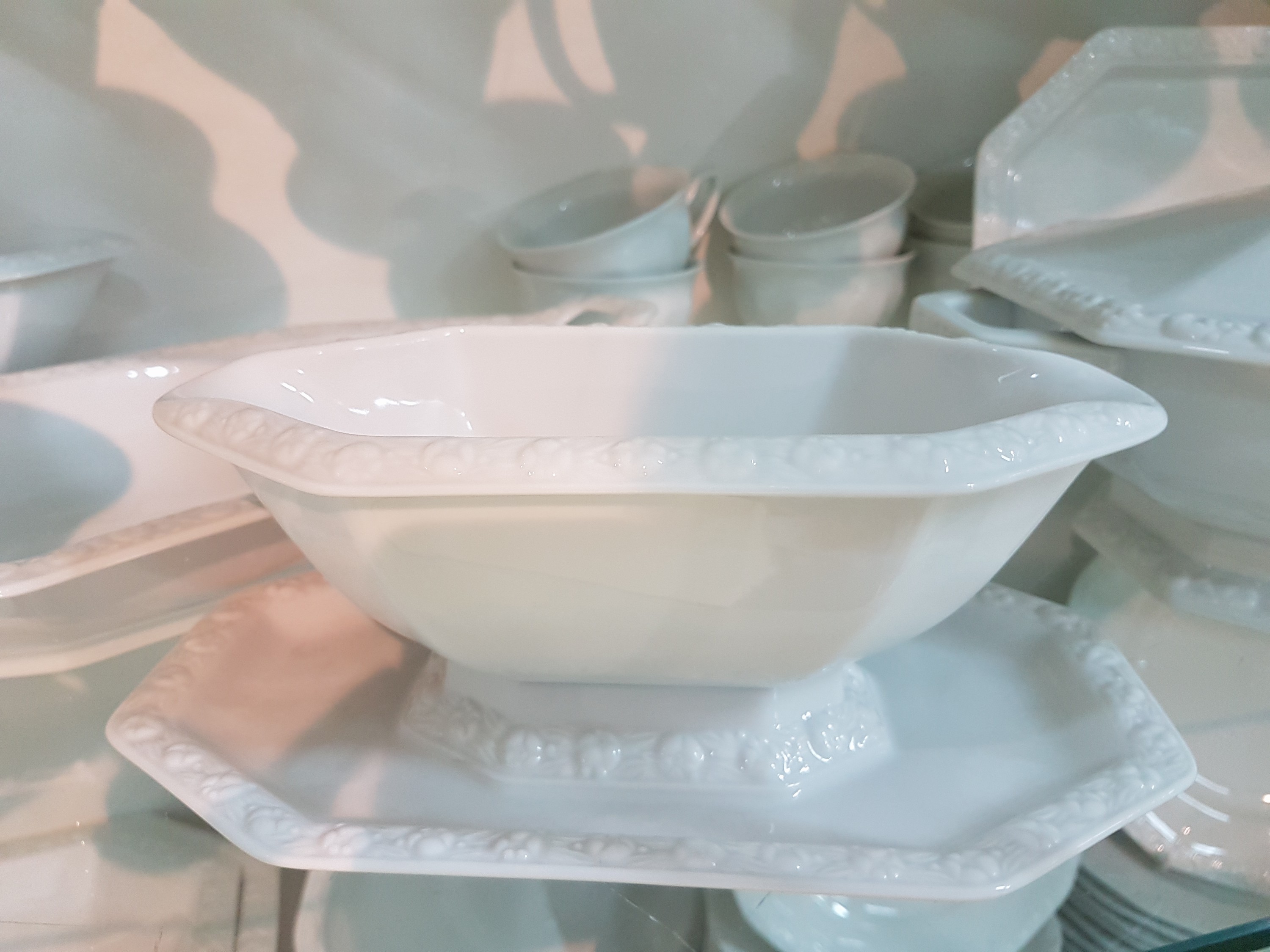 Detail h: Kaffee-, Tee- und Speiseservice, Rosenthal classic rose, Modell Maria weiß, 2 Kaffeekannen, gr. und kl. Teekanne, ein Stövchen, Milchkännchen, ...