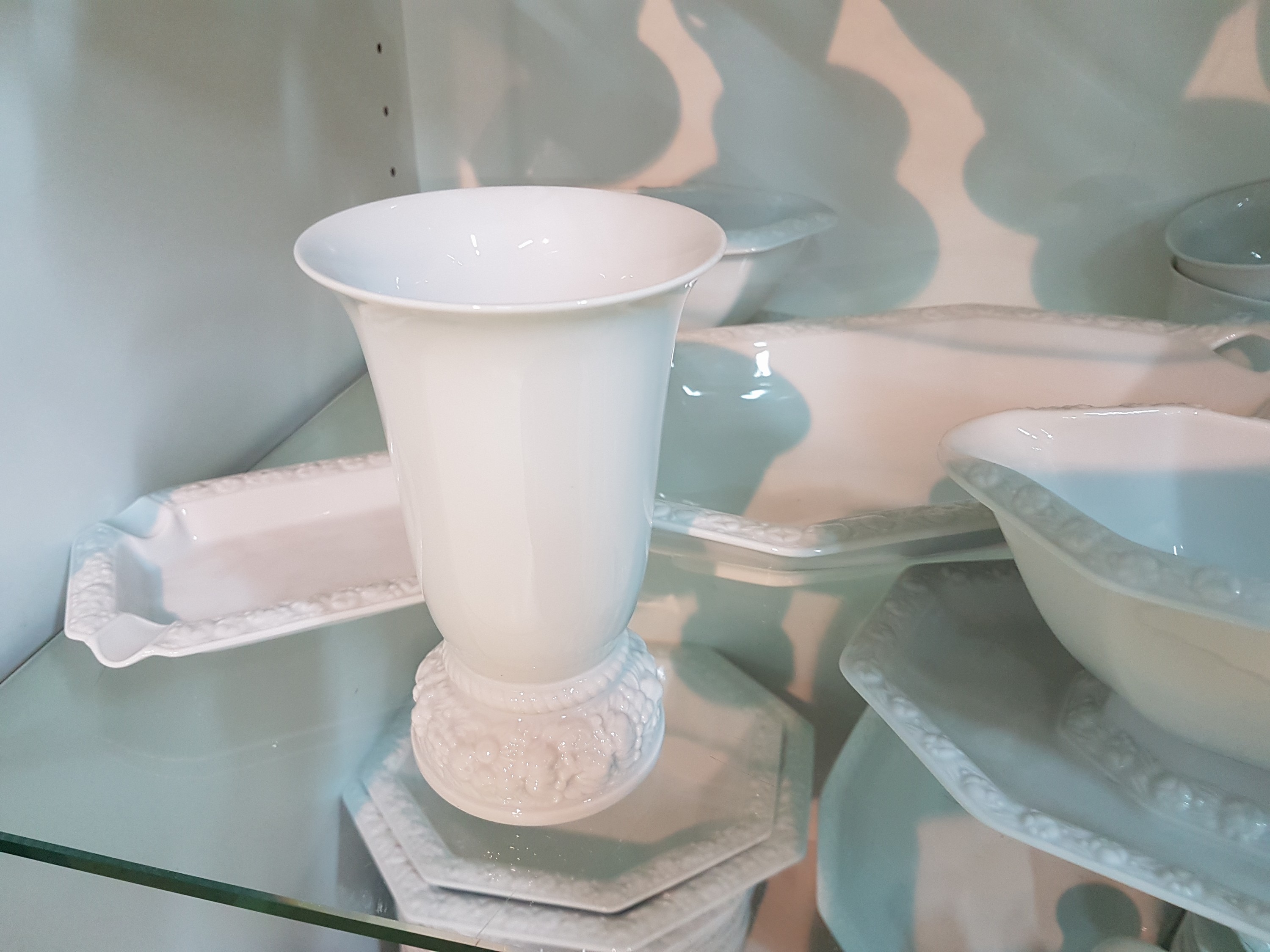 Detail i: Kaffee-, Tee- und Speiseservice, Rosenthal classic rose, Modell Maria weiß, 2 Kaffeekannen, gr. und kl. Teekanne, ein Stövchen, Milchkännchen, ...