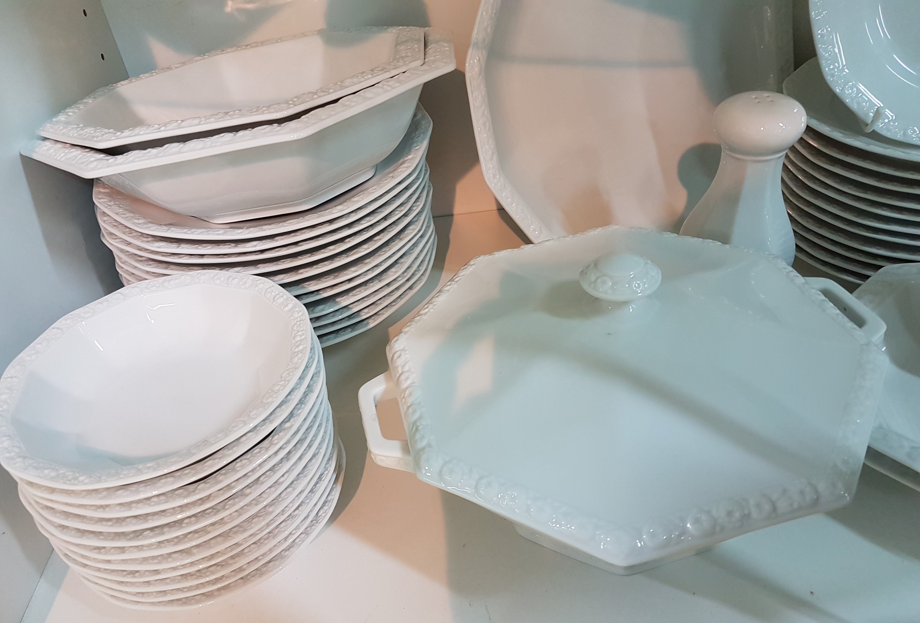 Detail j: Kaffee-, Tee- und Speiseservice, Rosenthal classic rose, Modell Maria weiß, 2 Kaffeekannen, gr. und kl. Teekanne, ein Stövchen, Milchkännchen, ...