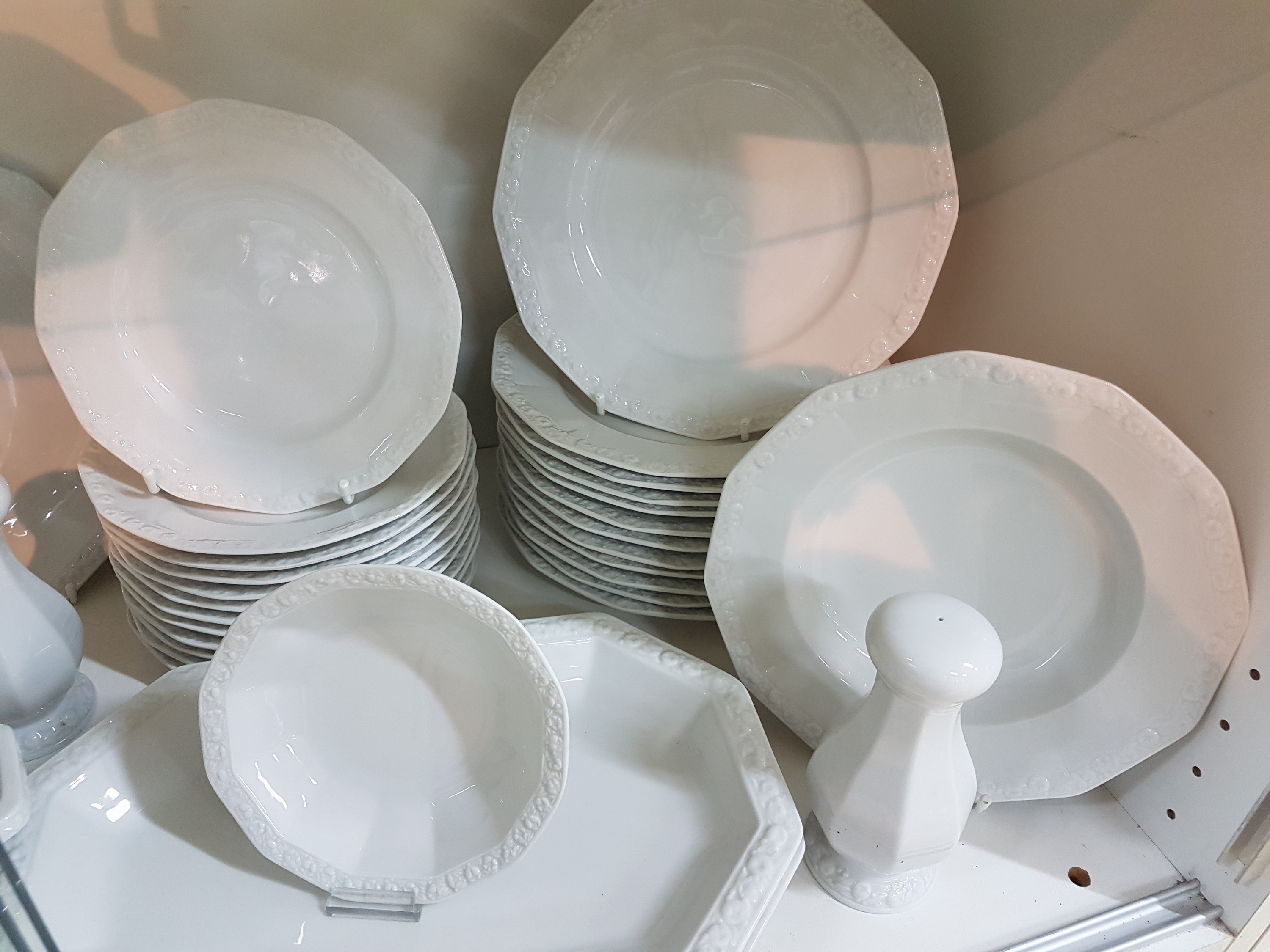 Detail k: Kaffee-, Tee- und Speiseservice, Rosenthal classic rose, Modell Maria weiß, 2 Kaffeekannen, gr. und kl. Teekanne, ein Stövchen, Milchkännchen, ...