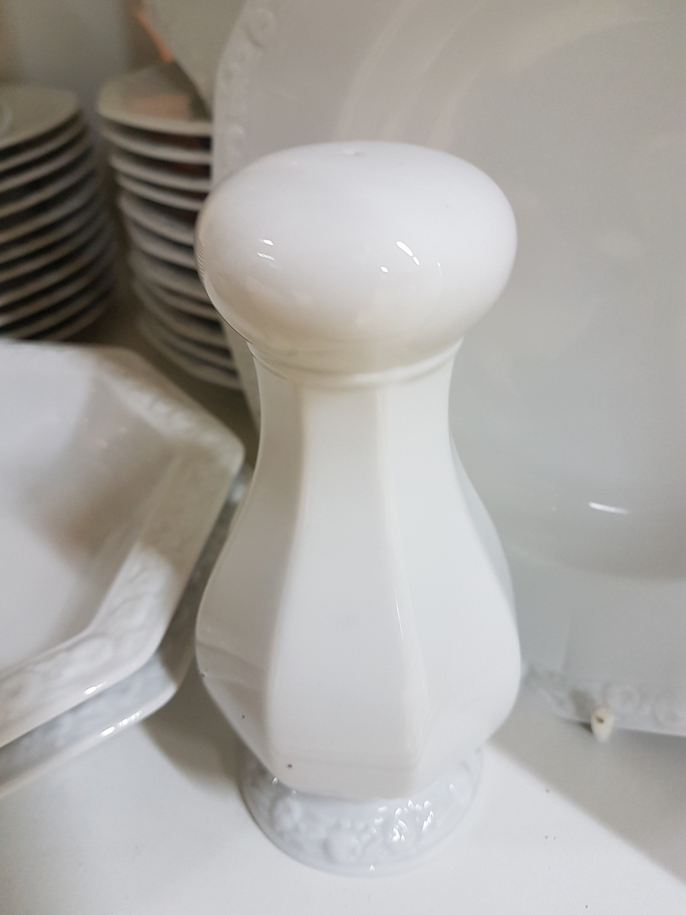 Detail m: Kaffee-, Tee- und Speiseservice, Rosenthal classic rose, Modell Maria weiß, 2 Kaffeekannen, gr. und kl. Teekanne, ein Stövchen, Milchkännchen, ...