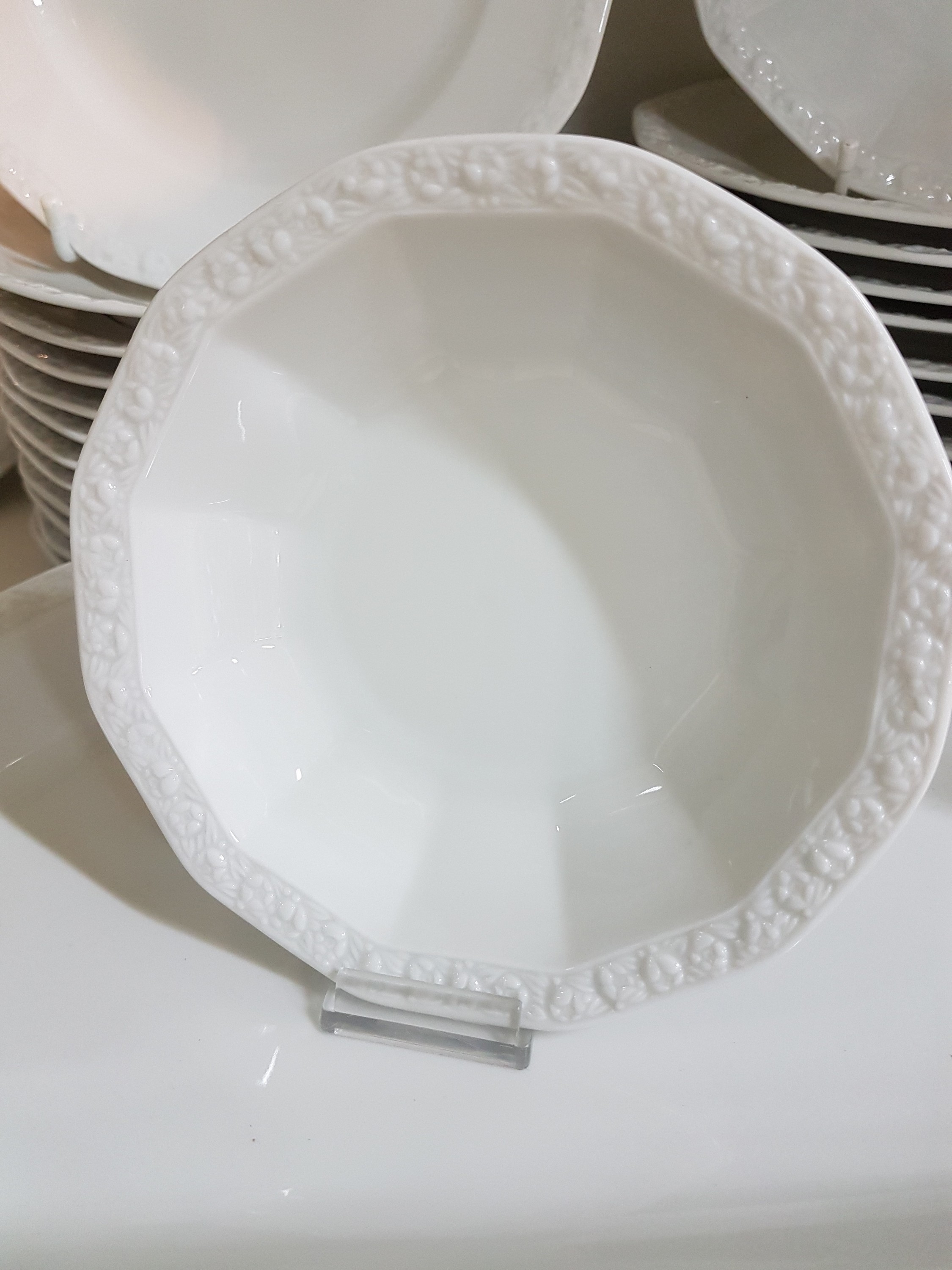 Detail n: Kaffee-, Tee- und Speiseservice, Rosenthal classic rose, Modell Maria weiß, 2 Kaffeekannen, gr. und kl. Teekanne, ein Stövchen, Milchkännchen, ...