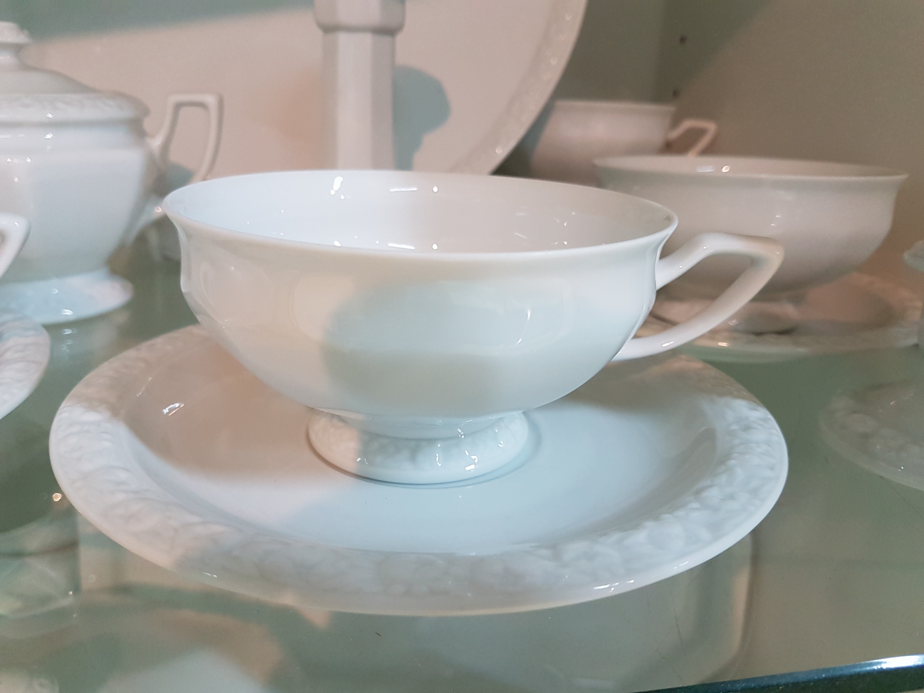 Detail o: Kaffee-, Tee- und Speiseservice, Rosenthal classic rose, Modell Maria weiß, 2 Kaffeekannen, gr. und kl. Teekanne, ein Stövchen, Milchkännchen, ...