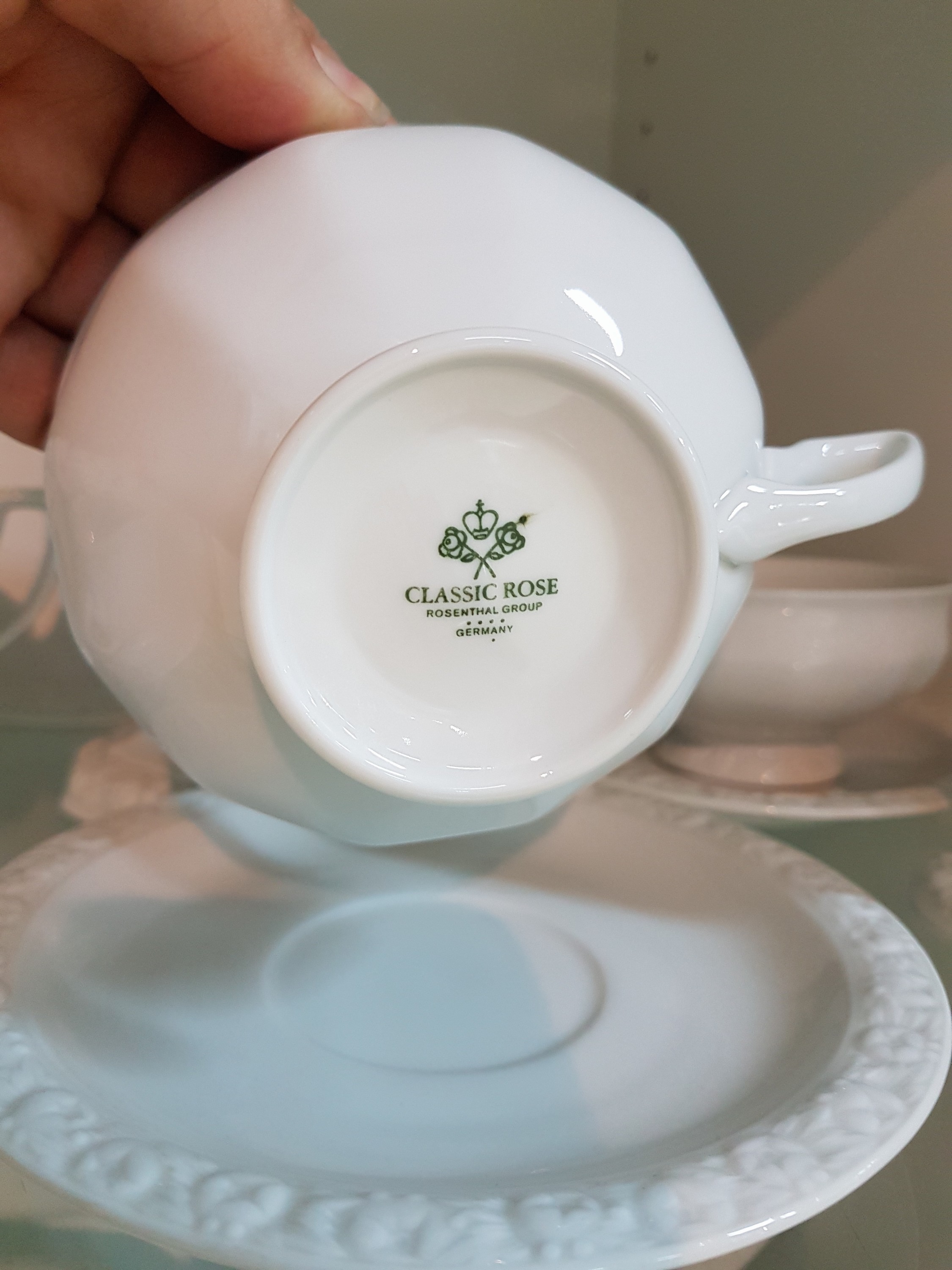 Detail p: Kaffee-, Tee- und Speiseservice, Rosenthal classic rose, Modell Maria weiß, 2 Kaffeekannen, gr. und kl. Teekanne, ein Stövchen, Milchkännchen, ...