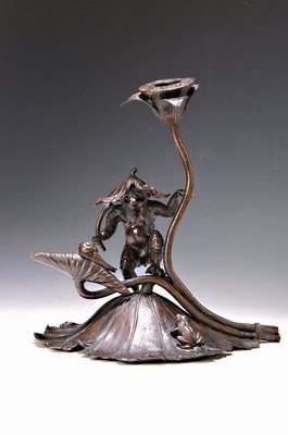 Image 26754911 - Lamp base, Japan, around 1890/1900, bronze, stylized lotus flower as a lamp holder, flanked by a toad with a leaf as a shade on its head, next to it a snail and a small frog sitting on the leaf, various openings for electrification available, H. approx. 26 cm, min. dam.