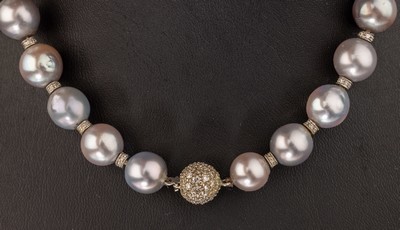 26754920a - Necklace with cultured tahitian pearls