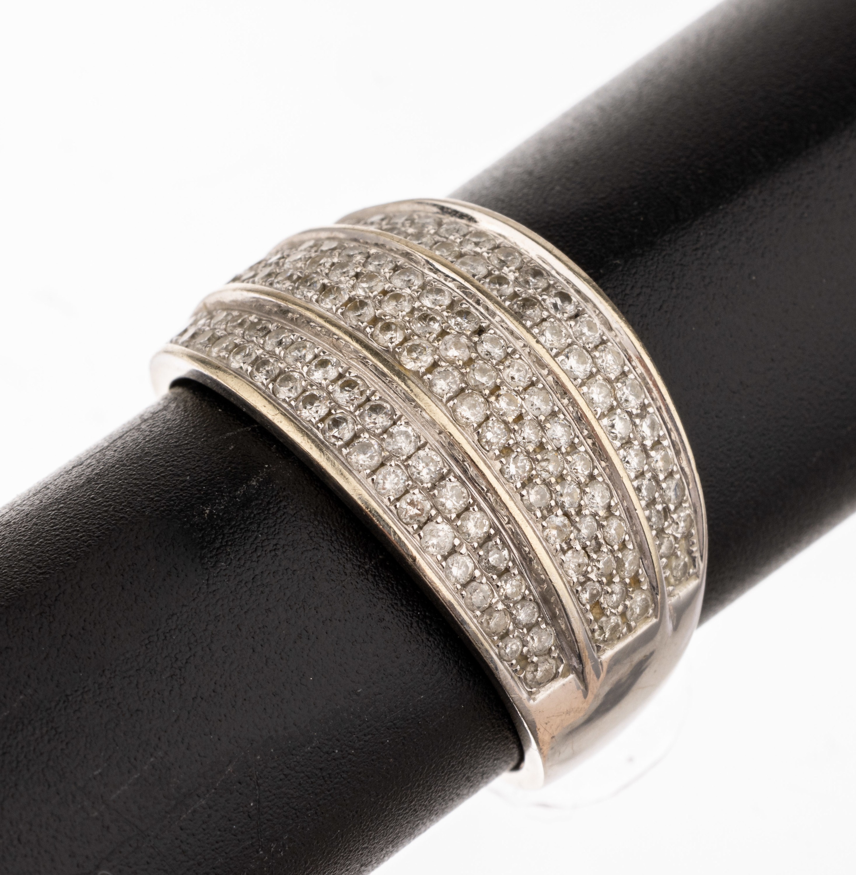 14 kt Gold Brillant-Ring, WG 750/000, 7- reihig bes. mit 121 Brillanten zus. ca. 0.60 ct Weiß-l.get.Weiß/p2, ca. 5.6 g, RW 62