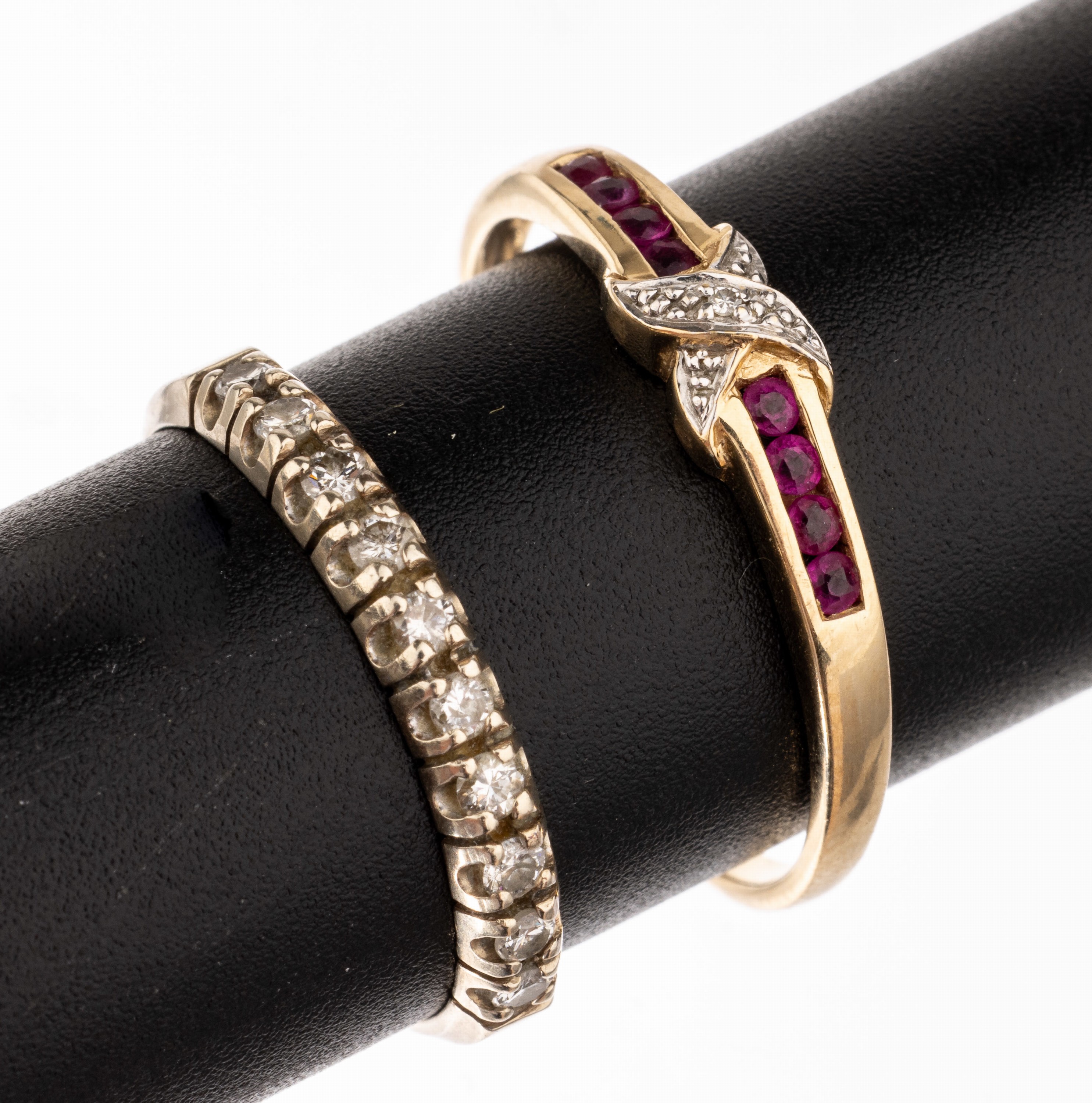 Konvolut 2 14 kt Gold Ringe, GG 585/000, 1 x mit 10 Brillanten zus. ca. 0.20 ct Weiß/p1, RW 58; und 1 x mit 8 facett. Rubinen zus. ca. 0.05 ct, 1 ...