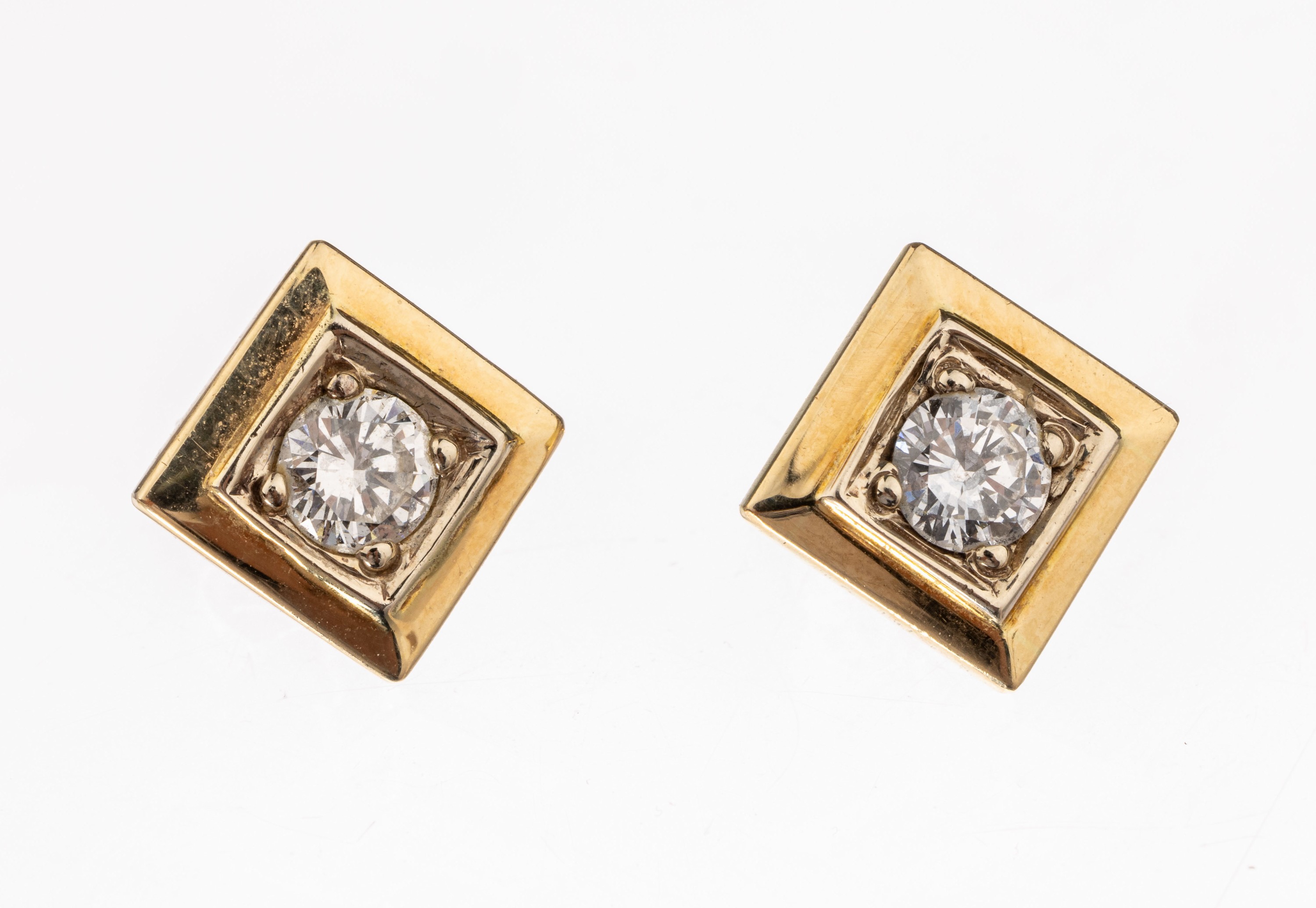 Paar 14 kt Gold Brillant-Ohrstecker, GG 585/0000, quadratisch, 2 Brillanten zus. ca. 0.66 ct feines Weiß/vs-si, ca. 4.1 g, Zertifikatkopie anbei, ...