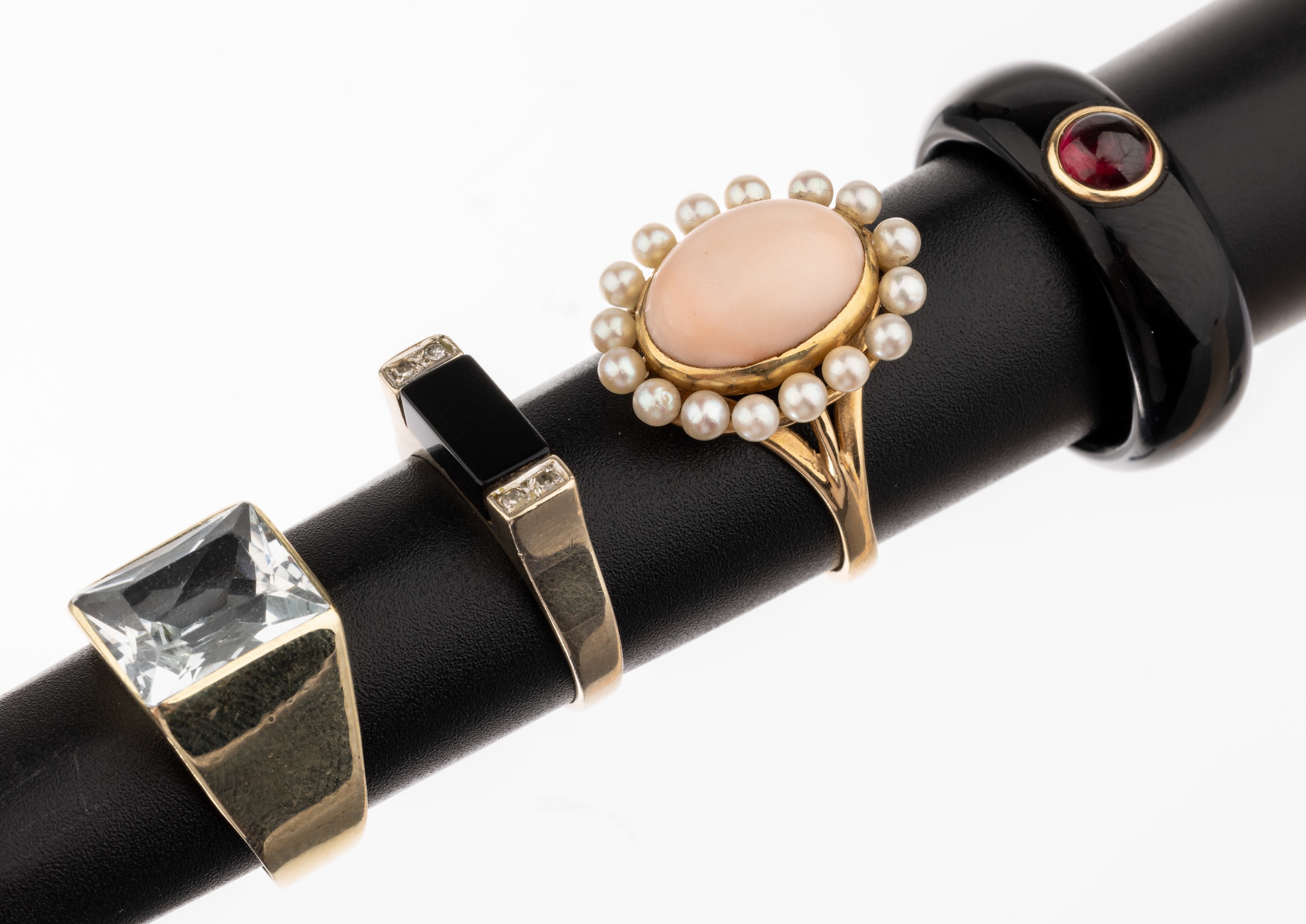 Konvolut 4 14 kt Gold Ringe, 585/000, 1 x GG, Koralle und Perlen, RW 59, 1 x WG, Onyx und Diamanten, RW 55, neue Rhod. empf., , 1 x GG, Blautopas ...