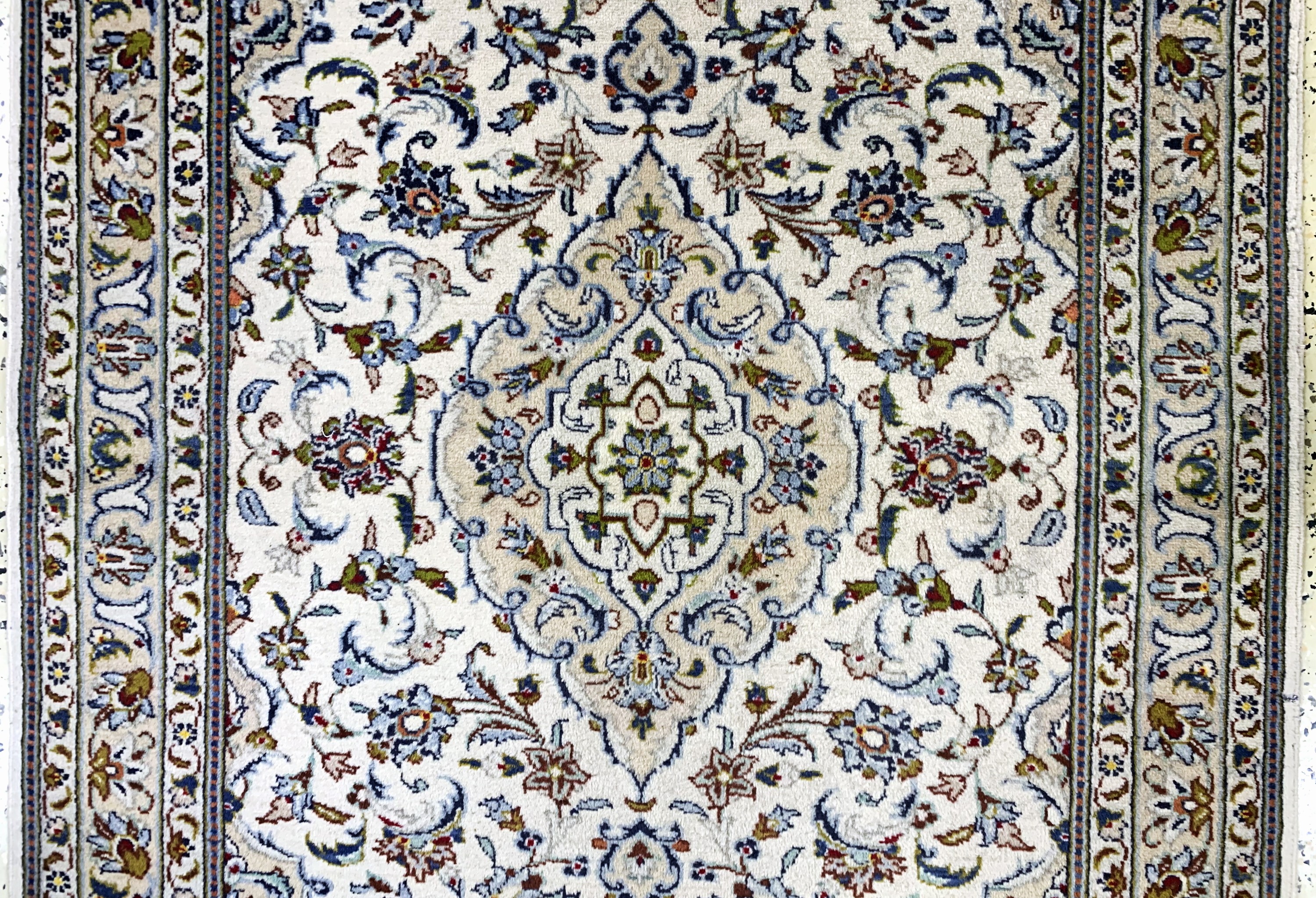 Detail b: Keschan, signiert(Falah), Persien, ca. 50 Jahre, Wolle auf Baumwolle, ca. 143 x 110 cm, EHZ: 2-3(minimale Mottenfraß am Rand).