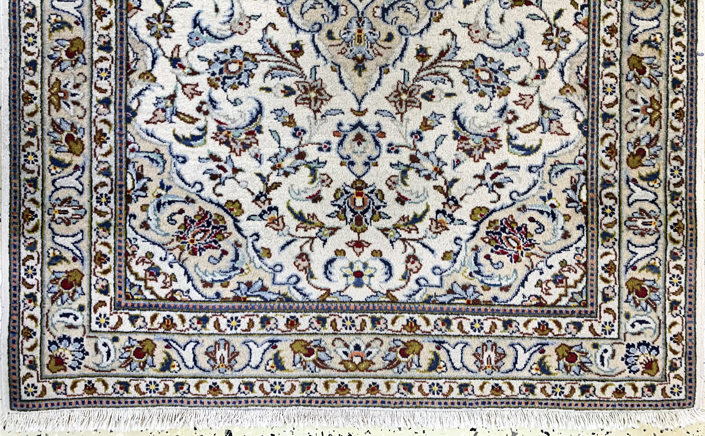 Detail c: Keschan, signiert(Falah), Persien, ca. 50 Jahre, Wolle auf Baumwolle, ca. 143 x 110 cm, EHZ: 2-3(minimale Mottenfraß am Rand).