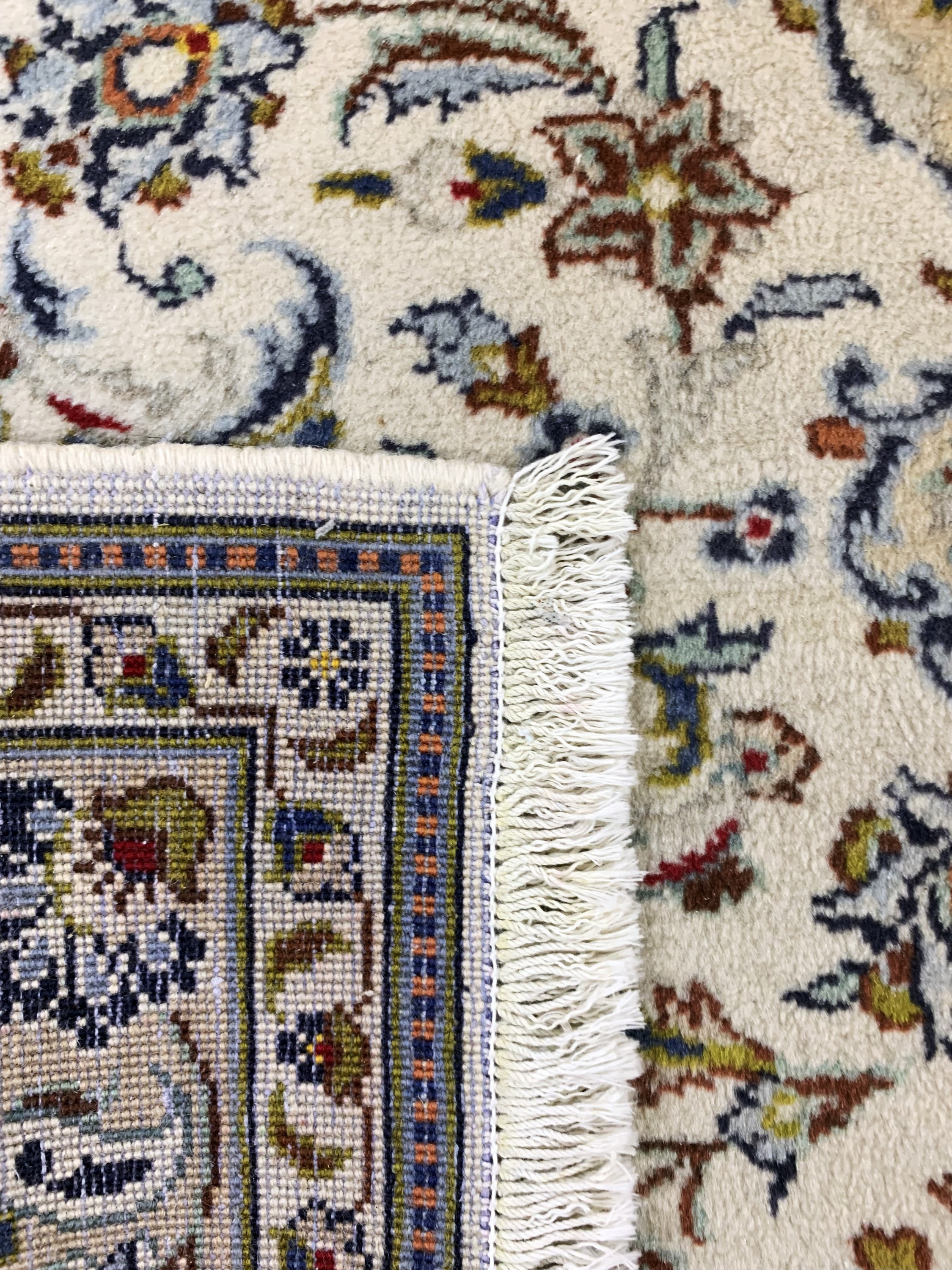 Detail e: Keschan, signiert(Falah), Persien, ca. 50 Jahre, Wolle auf Baumwolle, ca. 143 x 110 cm, EHZ: 2-3(minimale Mottenfraß am Rand).