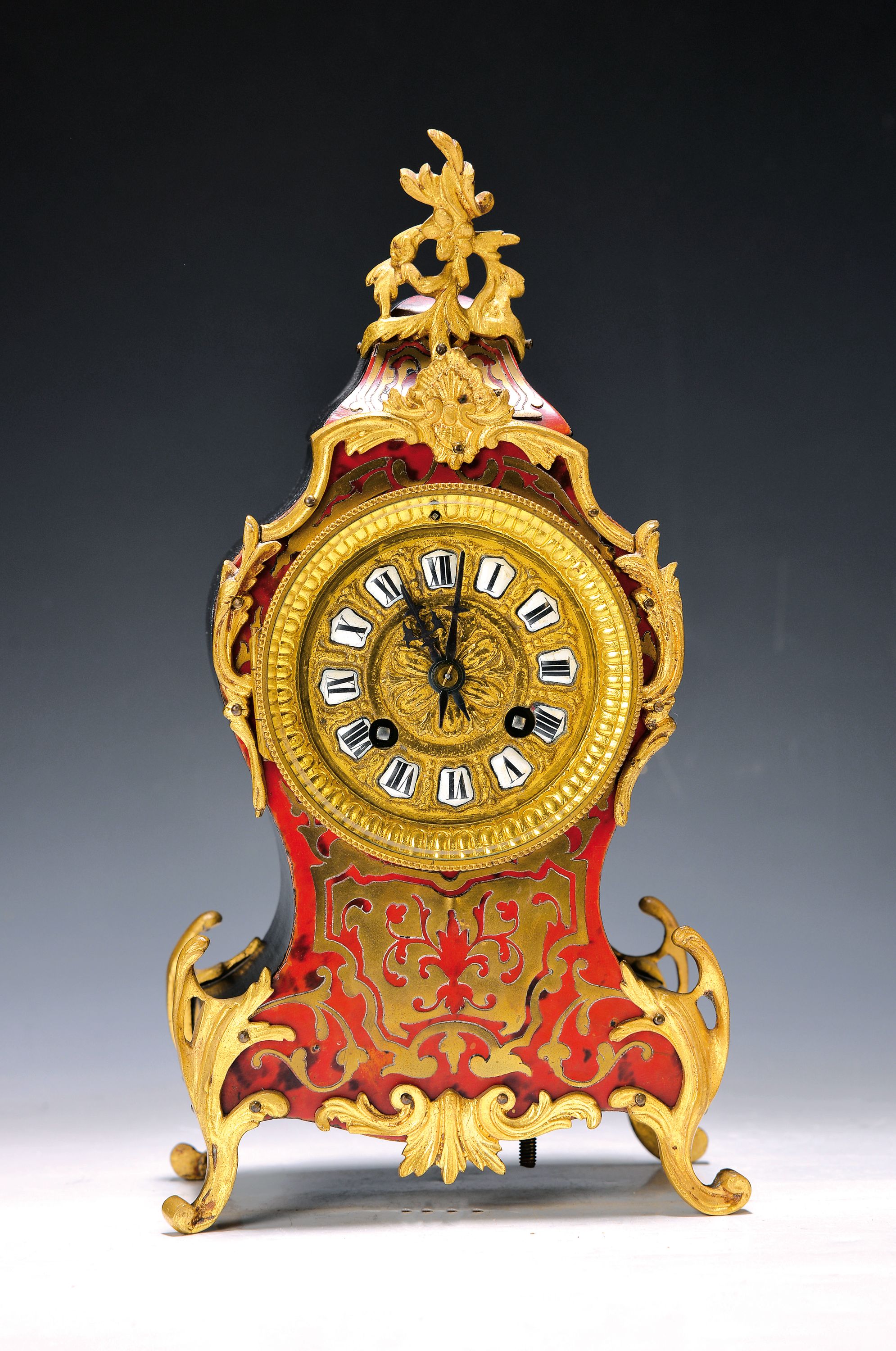 Kleine Boulle-Uhr, Frankreich um 1870/80, Holzgehäuse, schauseitig in Boulle Technik, seitlich ebonisiert, Messingapplikationen z.T. vergoldet, ...
