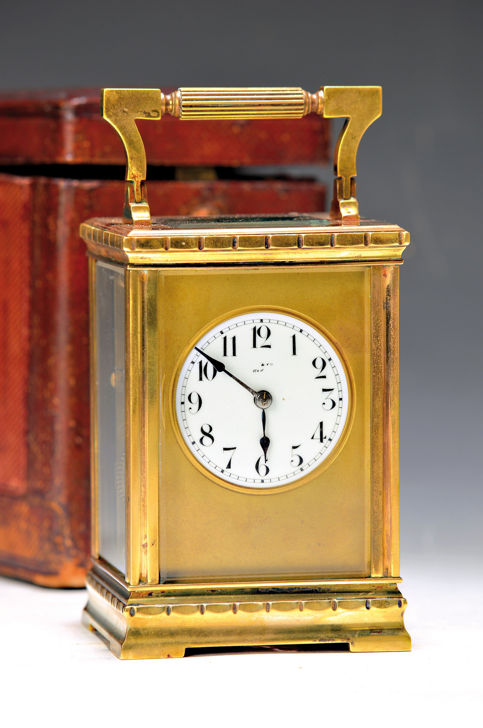 Reiseuhr mit Stundenschlag und orig.Etui, Frankreich um 1880/1900, Messinggehäuse allseitig facett. verglast, Emailzifferblatt, Verkäufersignatur ...