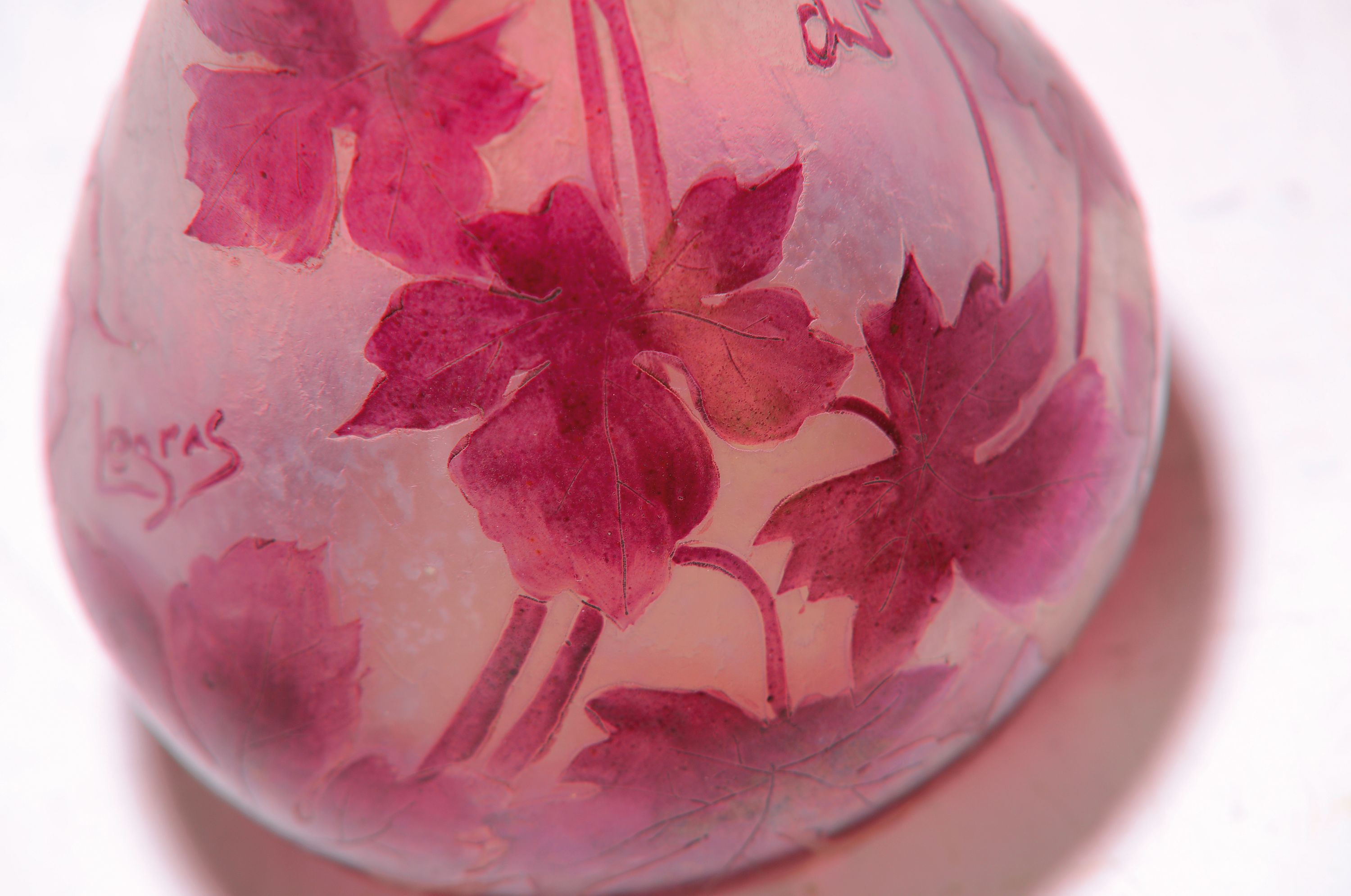 Detail a: Vase, Legras, um 1910/20, farbloses Glas, mit purpurfarbener Bemalung, signiert, H. 22.5 cm