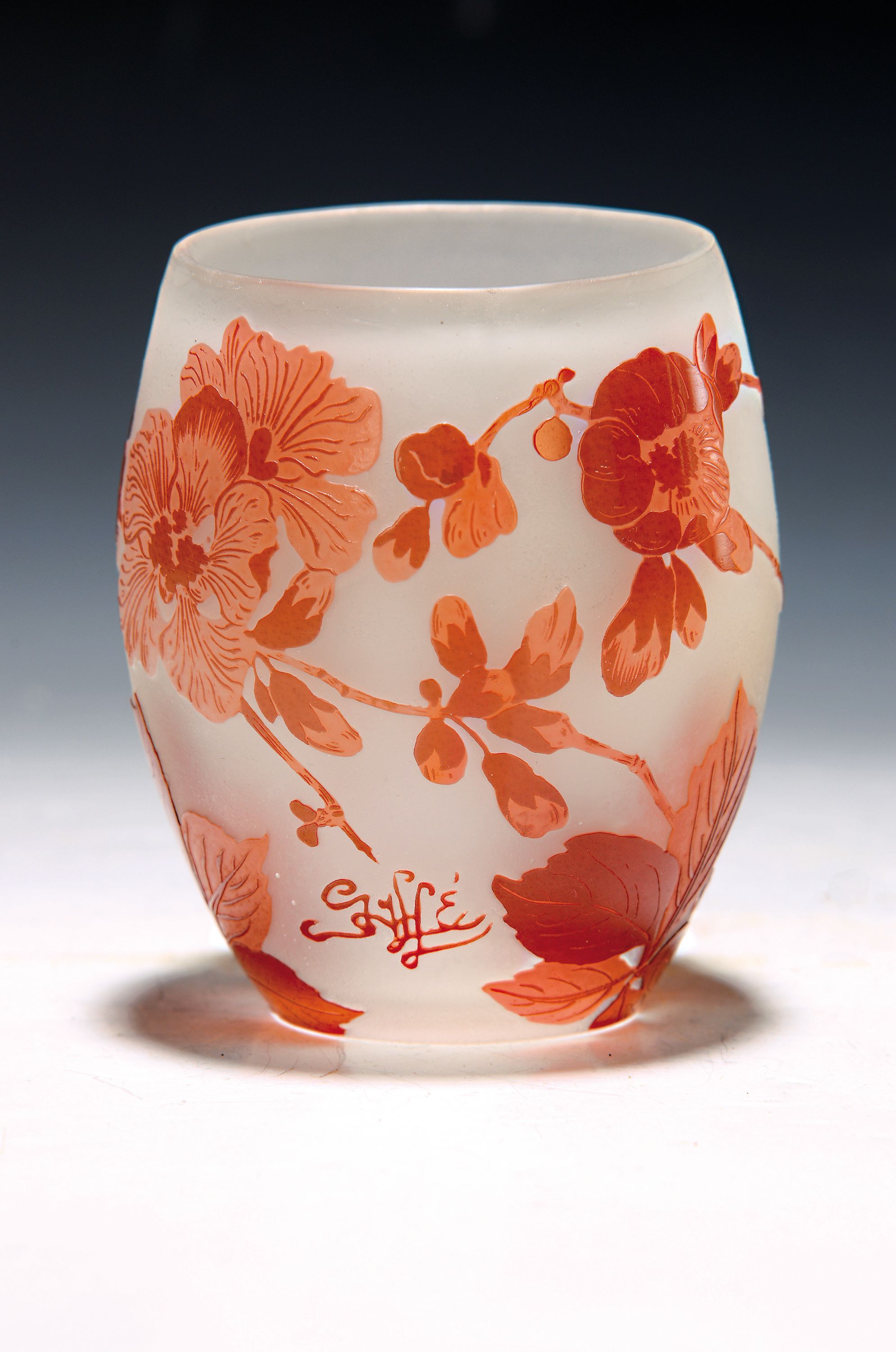 Vase, Gallé, um 1900, farbloses Glas, mit Überfang, floraler Dekor, geschnitten und geschliffen, H. 11 cm, sign.