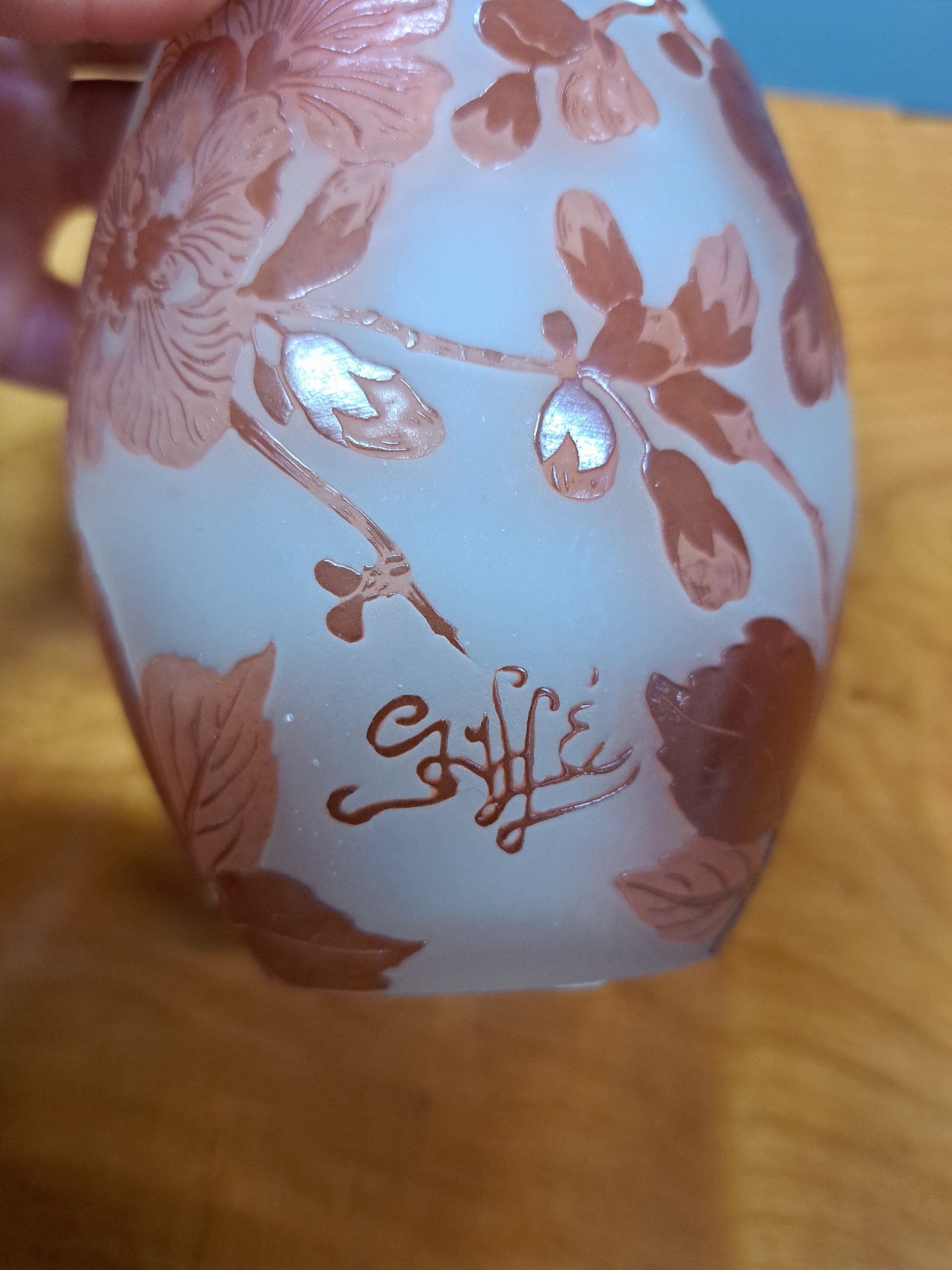 Detail a: Vase, Gallé, um 1900, farbloses Glas, mit Überfang, floraler Dekor, geschnitten und geschliffen, H. 11 cm, sign.
